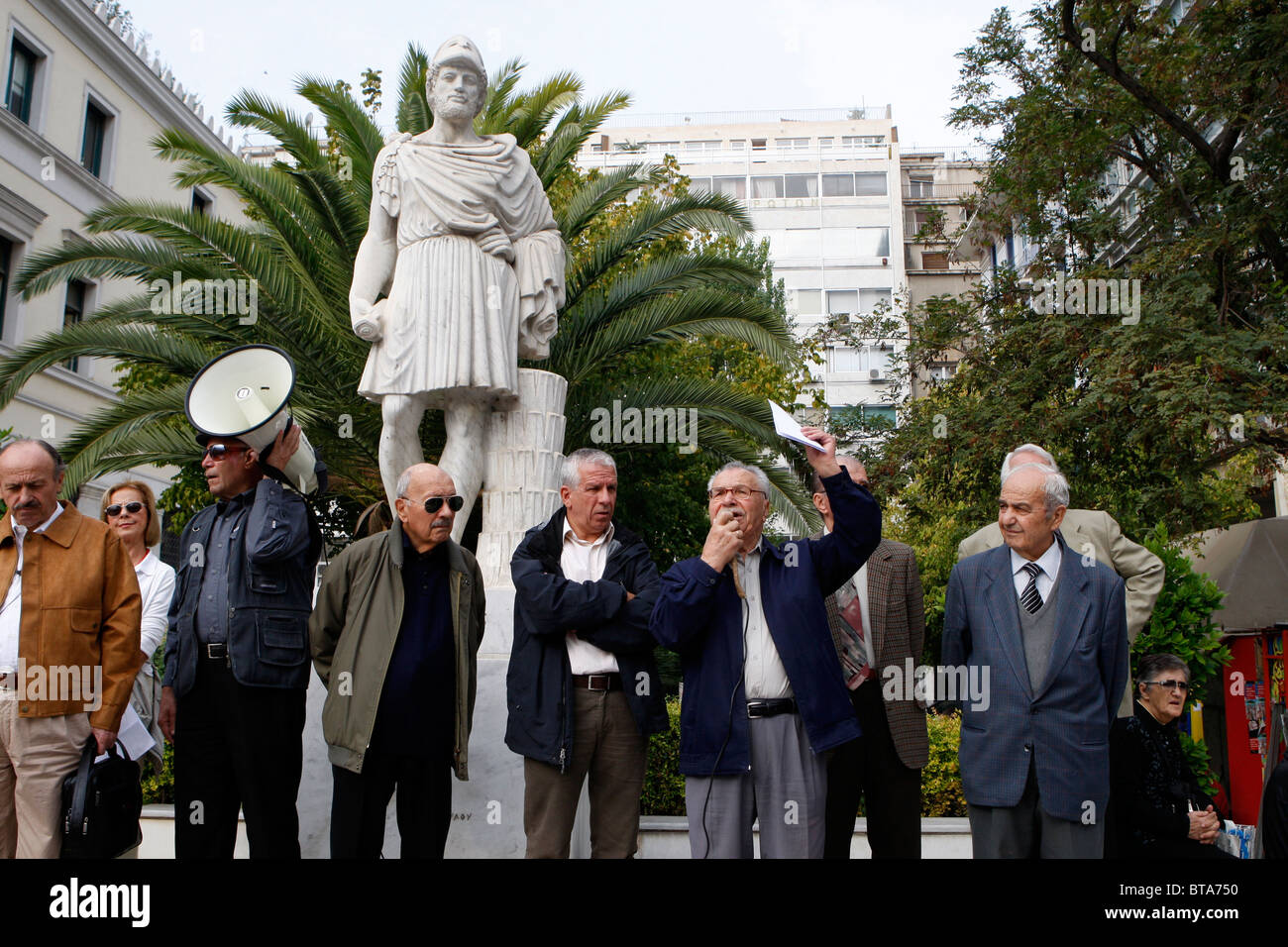 Griechische Rentner demonstrieren gegen die wirtschaftlichen Maßnahmen, im Zentrum von Athen. Stockfoto