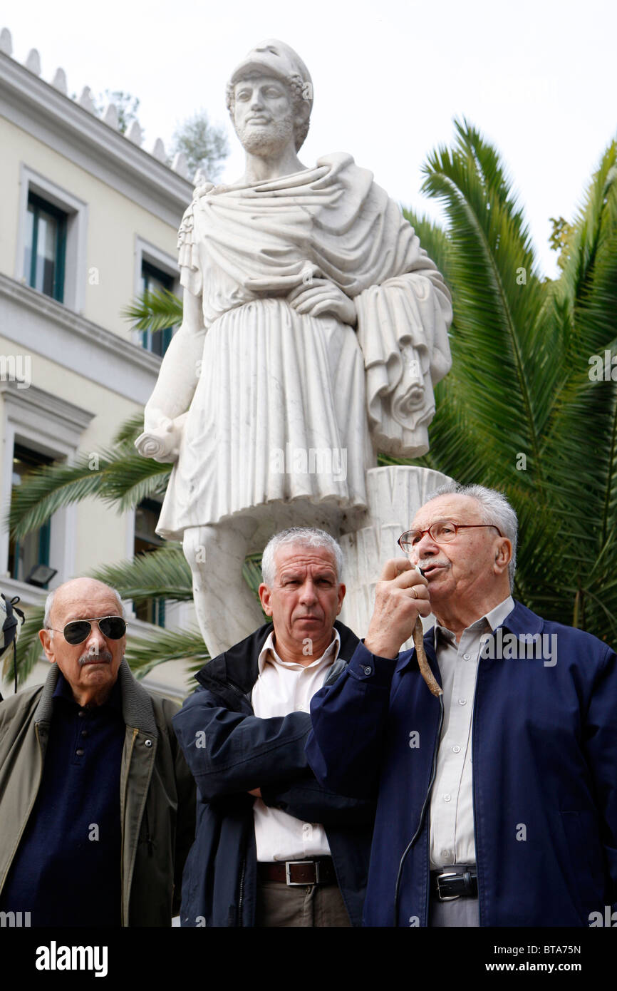 Griechische Rentner demonstrieren gegen die wirtschaftlichen Maßnahmen, im Zentrum von Athen. Stockfoto