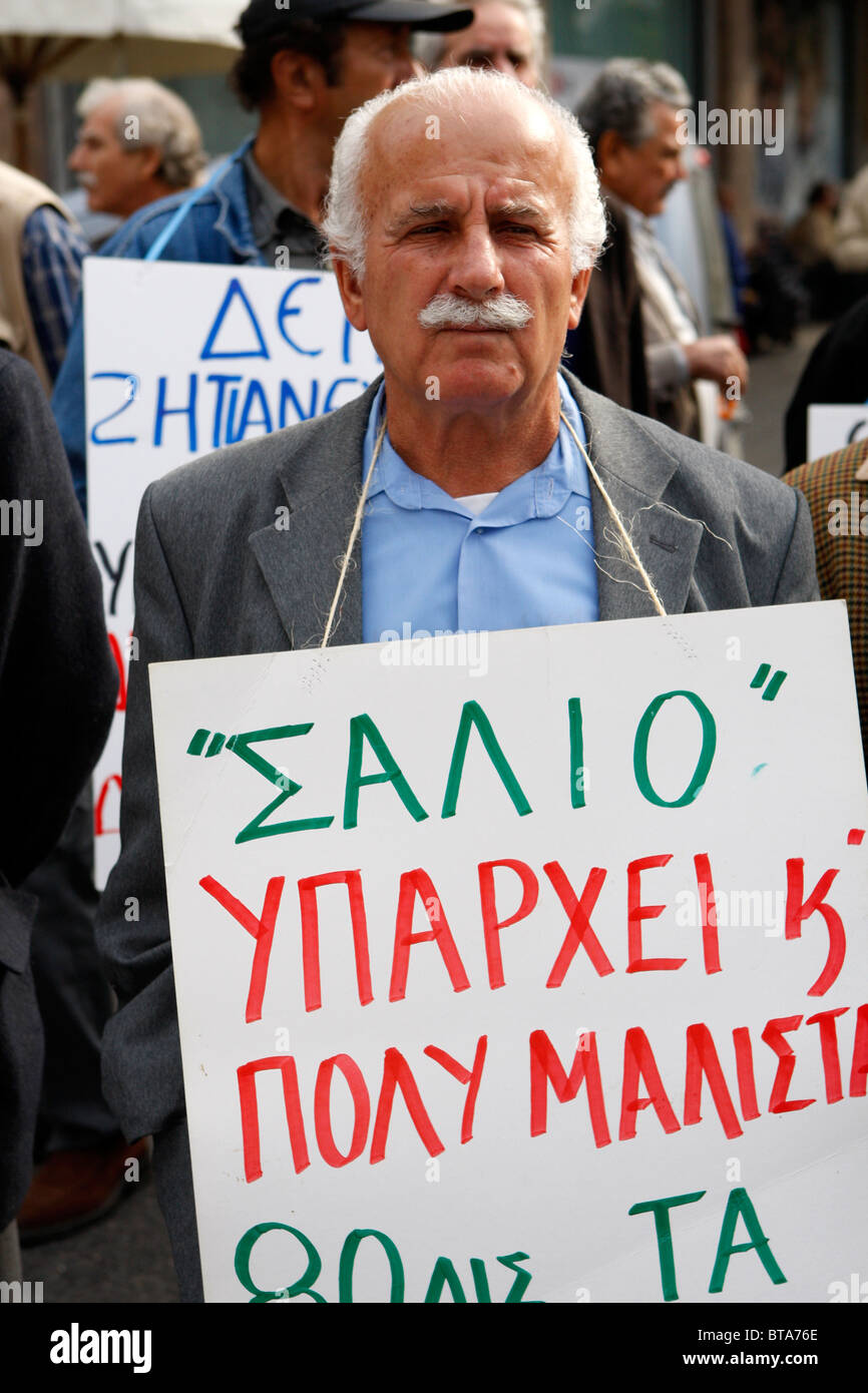 Griechische Rentner demonstrieren gegen die wirtschaftlichen Maßnahmen, im Zentrum von Athen. Stockfoto