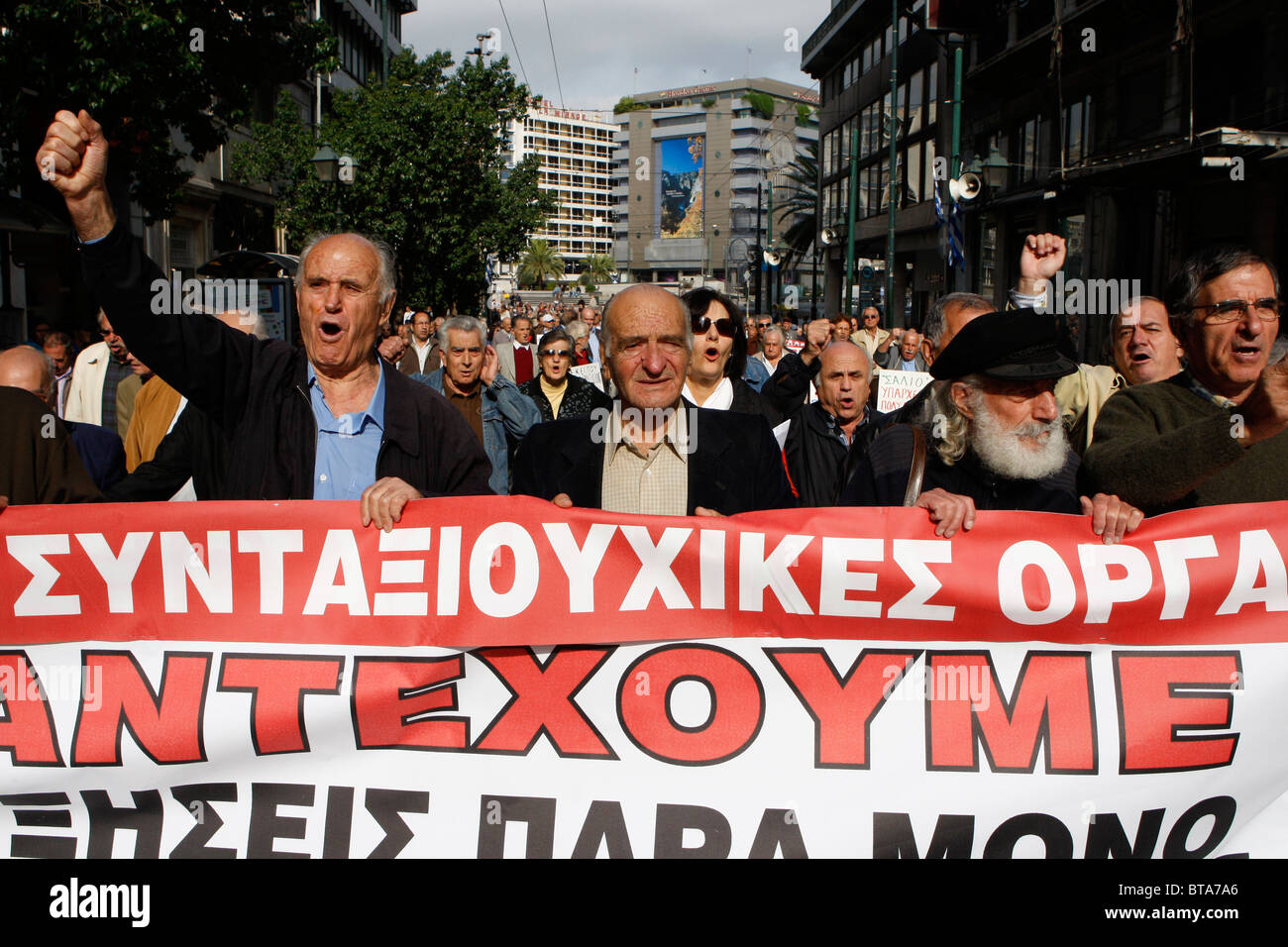 Griechische Rentner demonstrieren gegen die wirtschaftlichen Maßnahmen, im Zentrum von Athen. Stockfoto