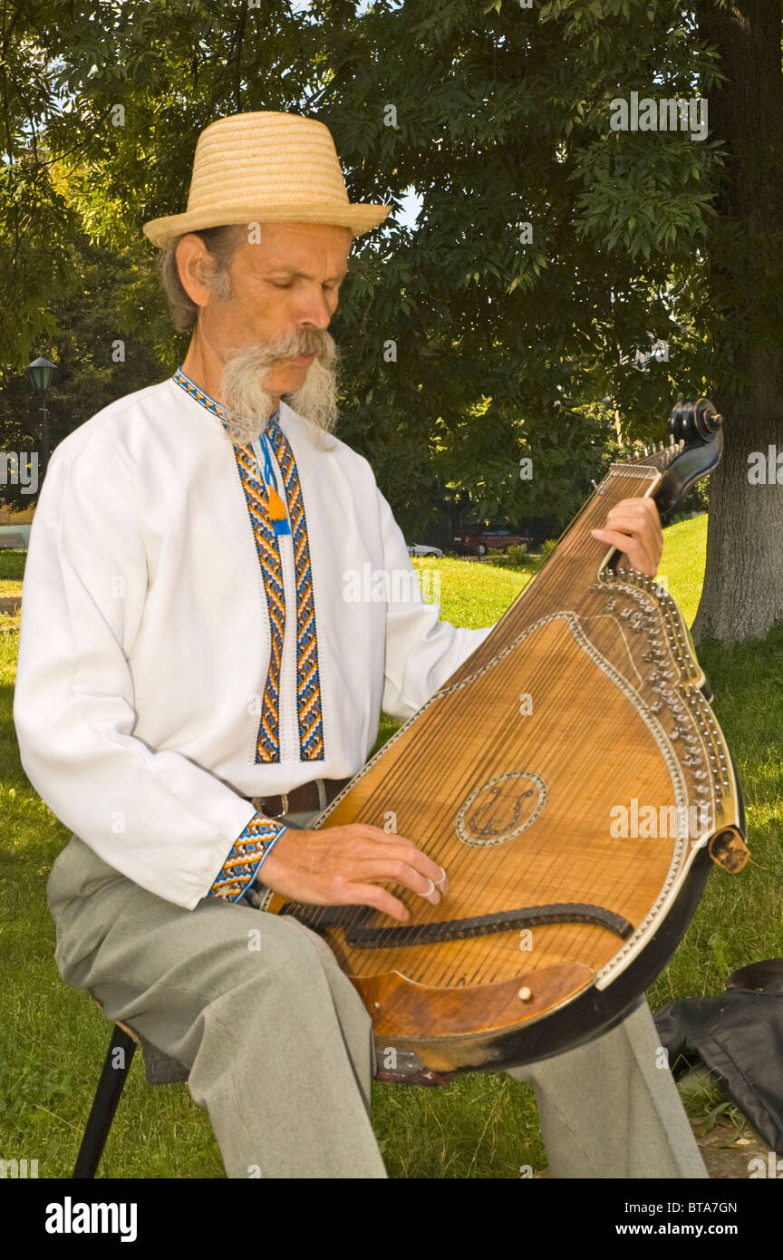 UKRAINE Kiew Mann in traditioneller Kleidung spielt eine bandura Stockfoto