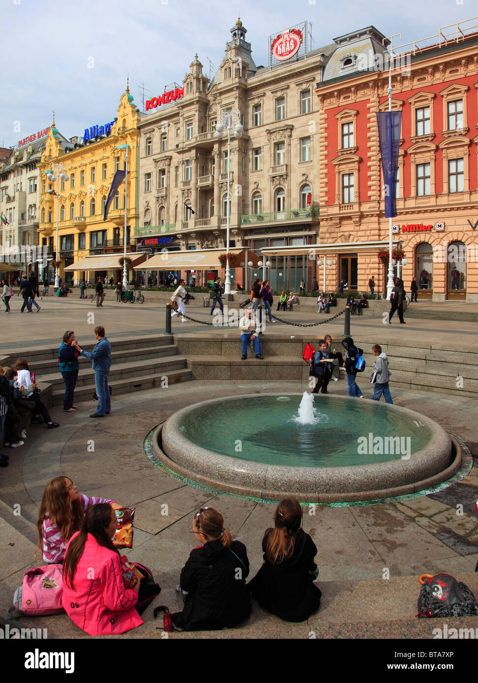 Kroatien, Zagreb, Jelacic-Platz, Brunnen, Menschen, Stockfoto