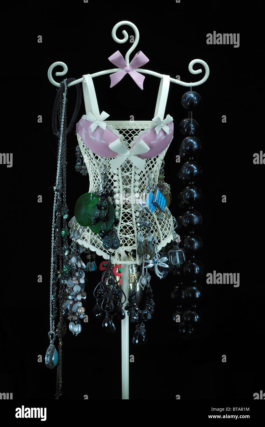 Eine Dame Korsett Schmuck stehen mit vielen Ohrringe und Halsketten. Oktober 2010 Stockfoto