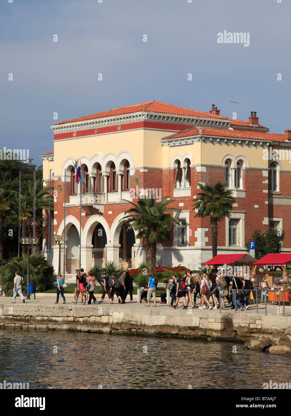 Kroatien, Istrien, Porec, Strandpromenade, Menschen, Architektur, Stockfoto