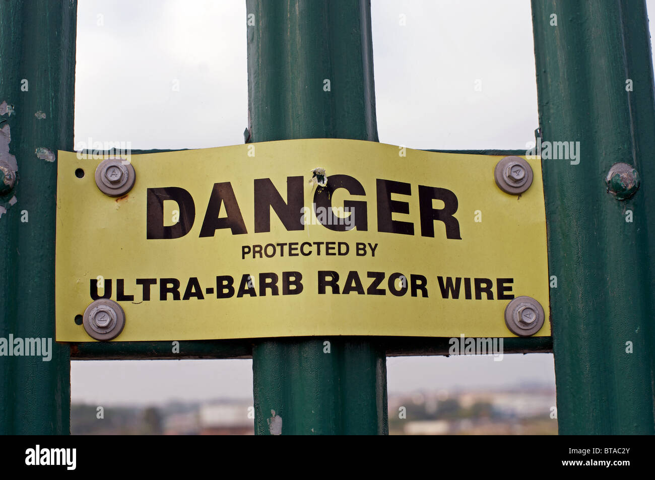 Industriestandort von Razor Ultra-Stacheldraht geschützt Stockfoto