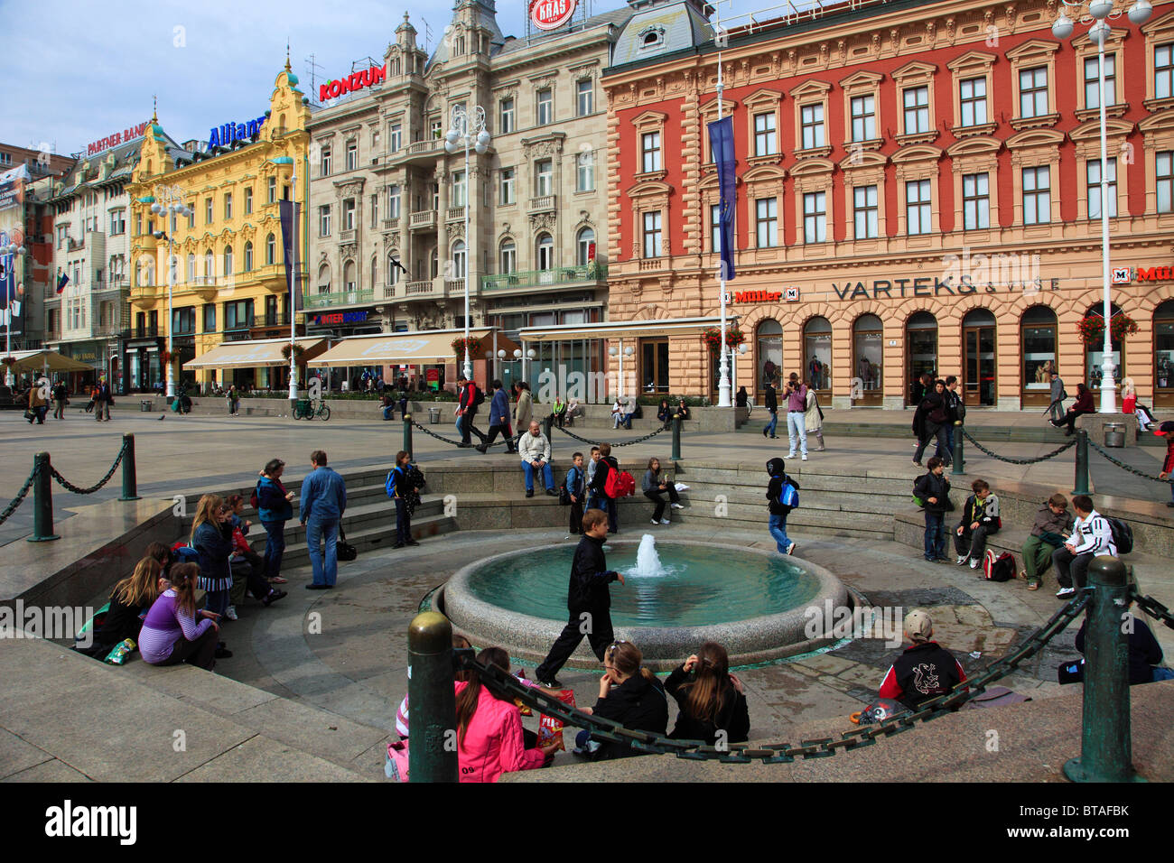 Kroatien, Zagreb, Jelacic-Platz, Brunnen, Menschen, Stockfoto