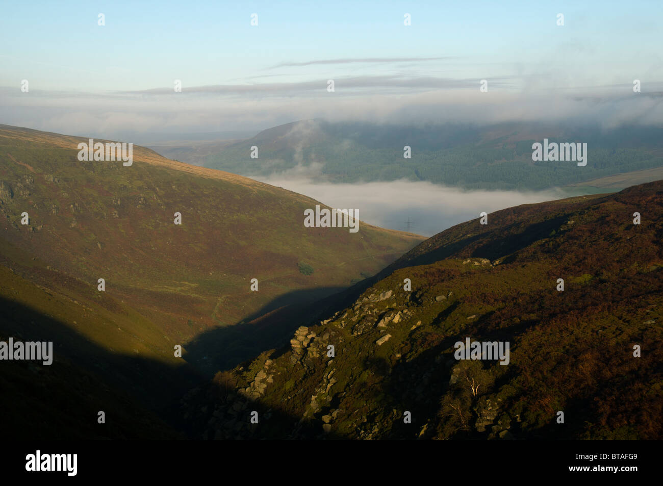 Nebel im Tal Longdendale vom Torside Clough, Bleaklow, Peak District, Derbyshire, England, UK Stockfoto