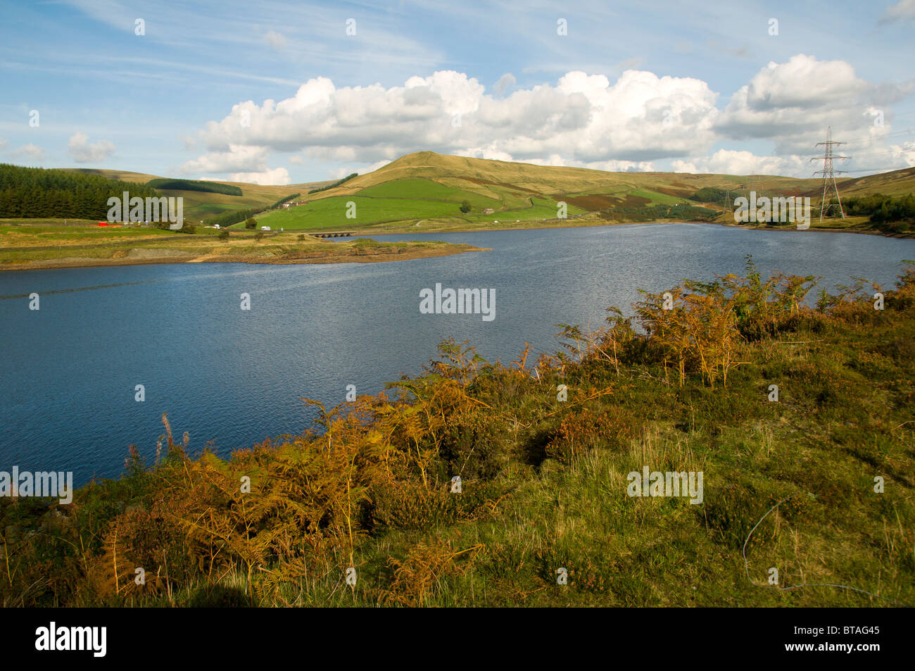 Woodhead Reservoir und Pikenaze Hill, Longdendale, Peak District, Derbyshire, England, UK Stockfoto