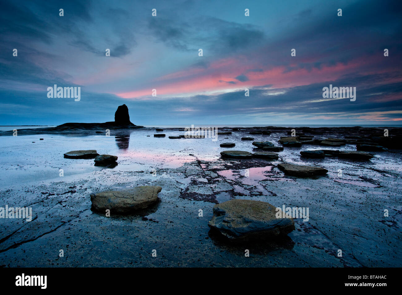 Ein Hauch von Rosa, gegen Bay in der Nähe von Whitby, North Yorkshire Coast Stockfoto