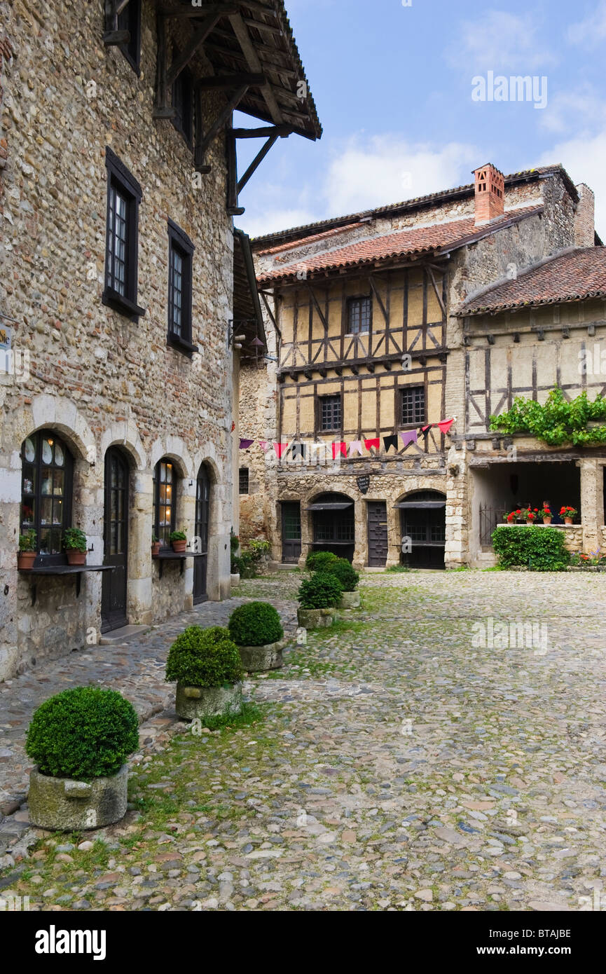 Place De La Halle Platz, ummauerten mittelalterlichen Stadt Perouges, Frankreich Stockfoto