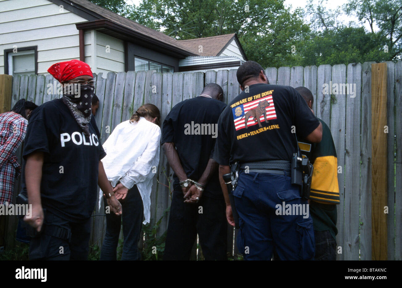 Detroit-Drogen-Drogen-Polizisten während einer Drogenrazzia Crack-Haus, Detroit, Michigan, USA Stockfoto