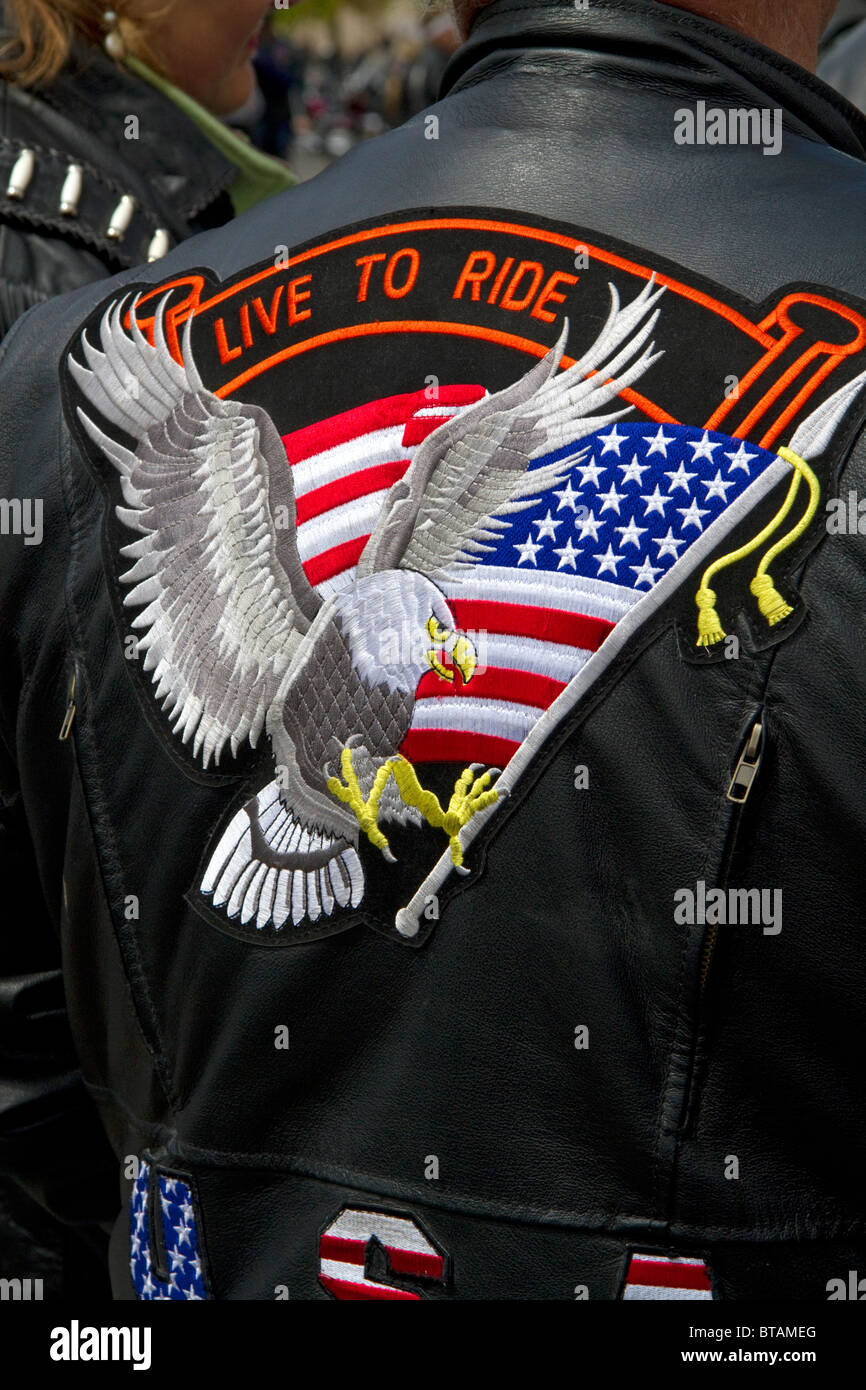 Patriotische Patch auf der Rückseite einer Lederjacke auf einem Motorrad-Rallye Fahrer Sicherheit Bewusstseinsarbeit in Boise, Idaho, USA. Stockfoto