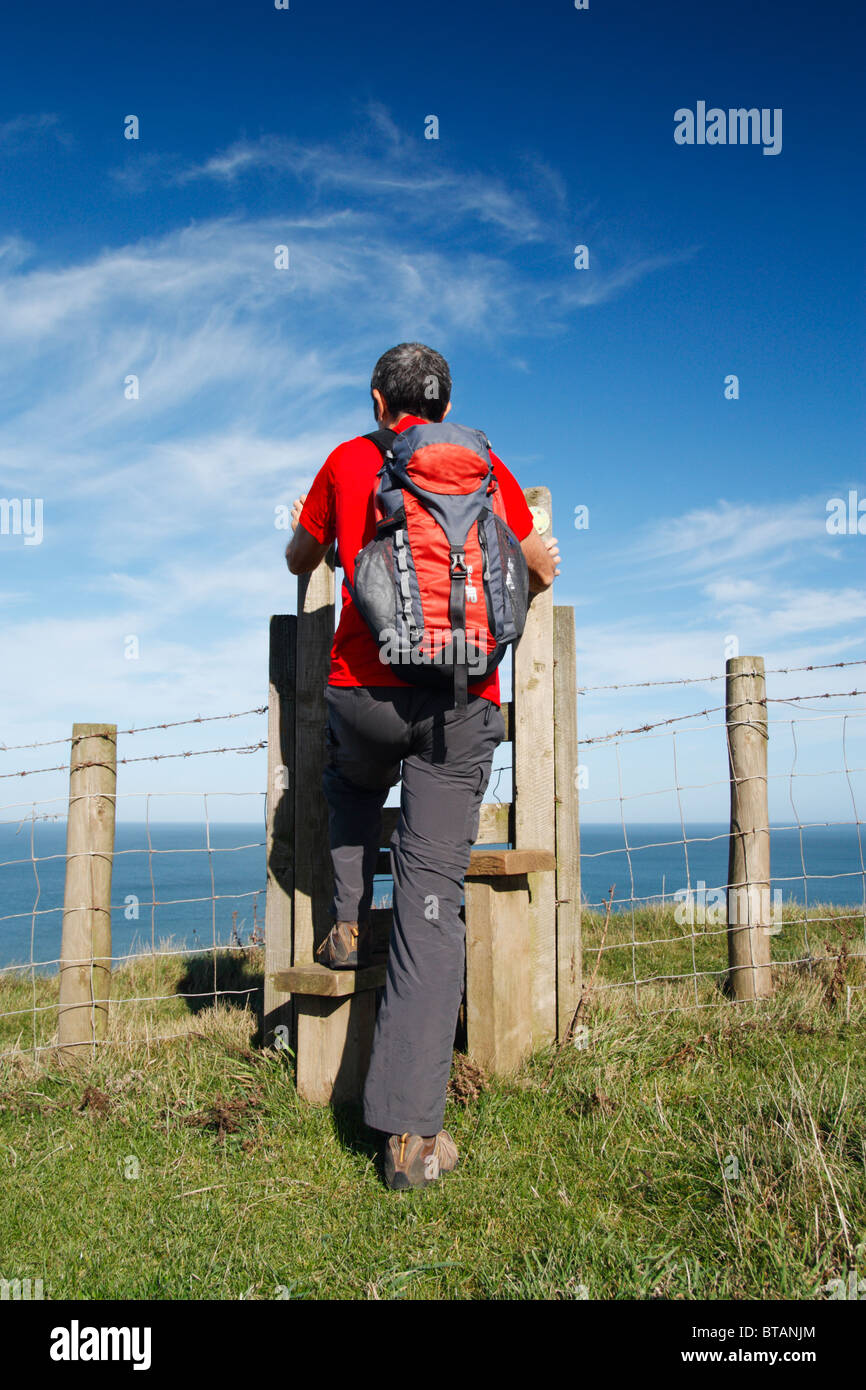 Männliche Wanderer auf The Cleveland Way national Trail zwischen Skinningrove und Staithes, North Yorkshire, England, Stockfoto