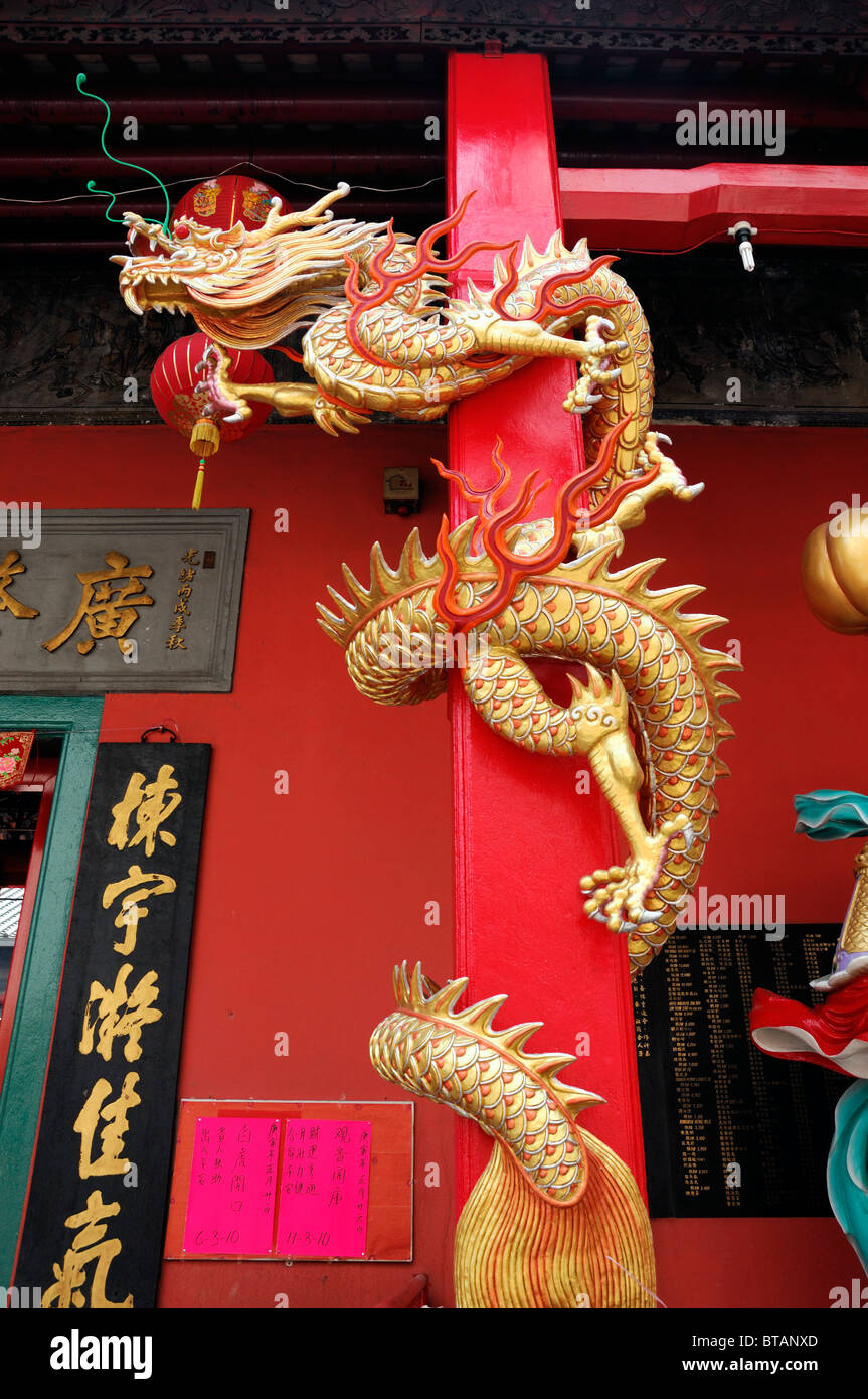 Sünde Sze Si Ya chinesischen taoistischen Tempel Chinatown Kuala Lumpur Malaysia gold Goldener Drache Wunde gewickelt Runde Säule Stockfoto