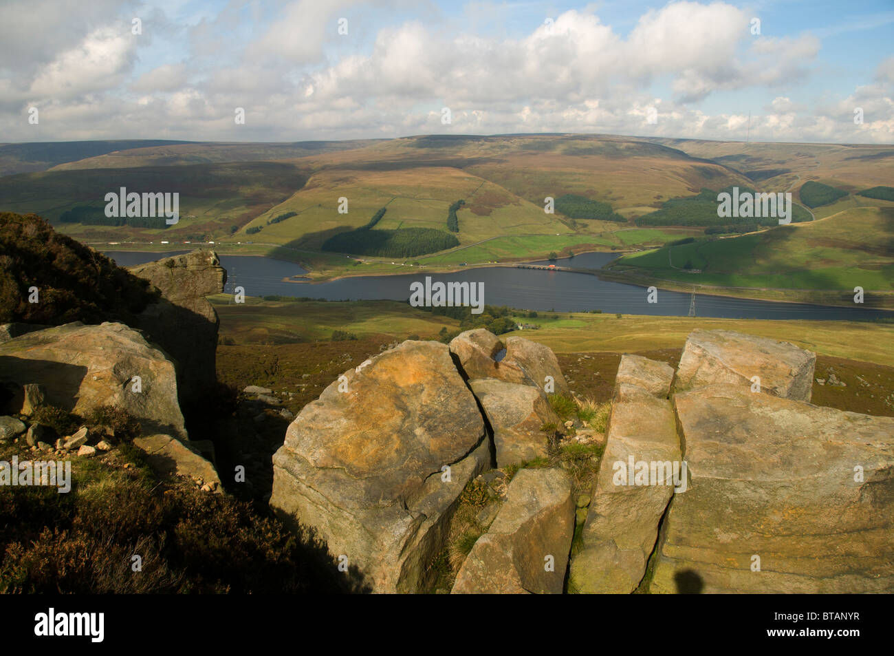 Ein Walker auf Dowstone Felsen, Bleaklow Fell, über Woodhead Reservoir, Longdendale, Peak District, Derbyshire, England, UK Stockfoto