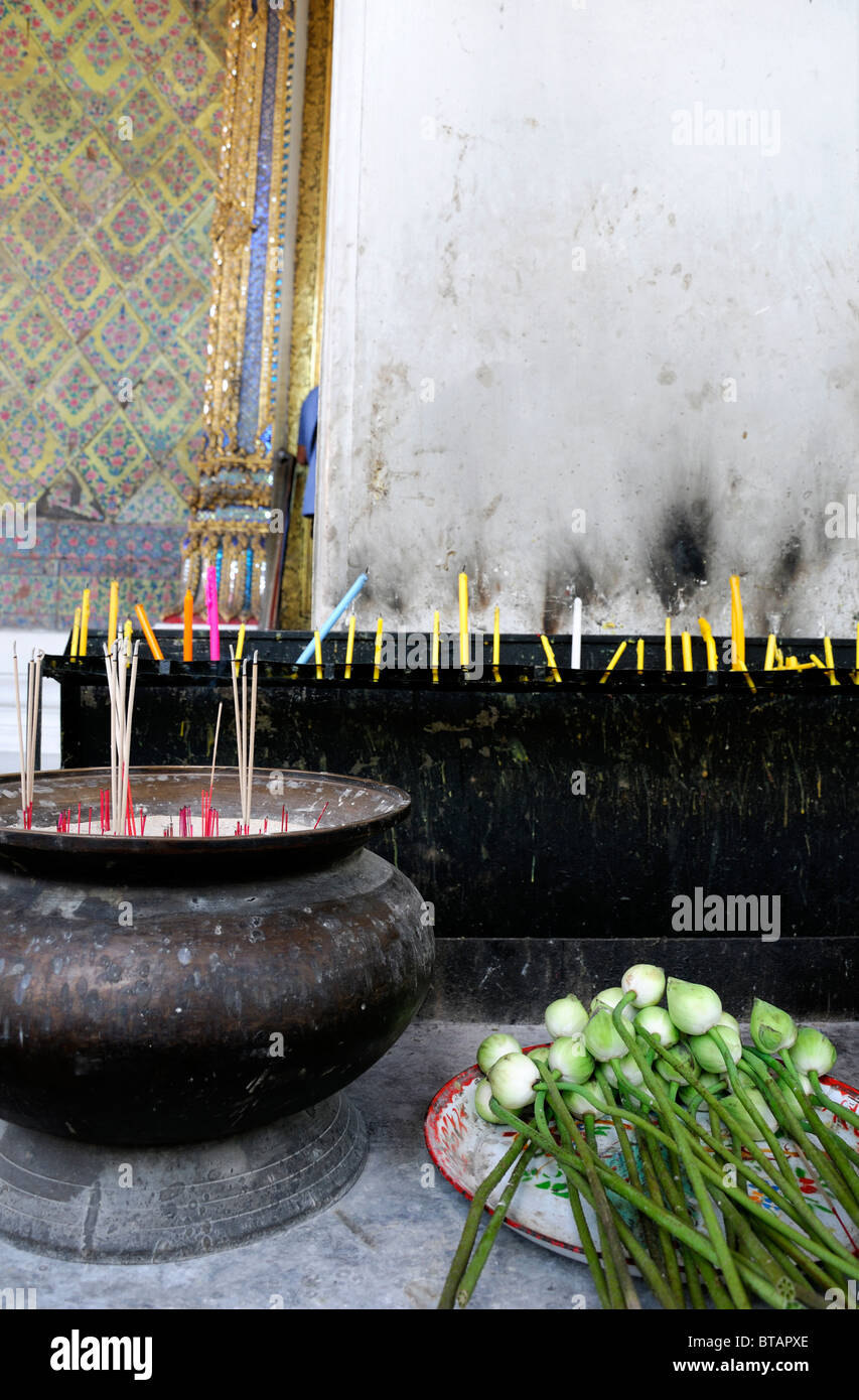 Wat Arun Tempel der Morgenröte Bangkok Thailand Lotus Weihrauch Angebot Schüssel Altar Wat Arun Buddha buddhistischer Tempel Stockfoto