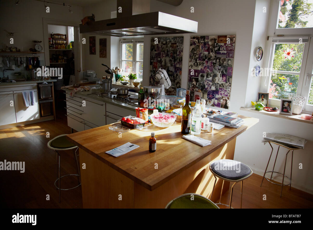 Riesige Luxusküche mit Tageslicht Ambiente, Deutschland Stockfoto