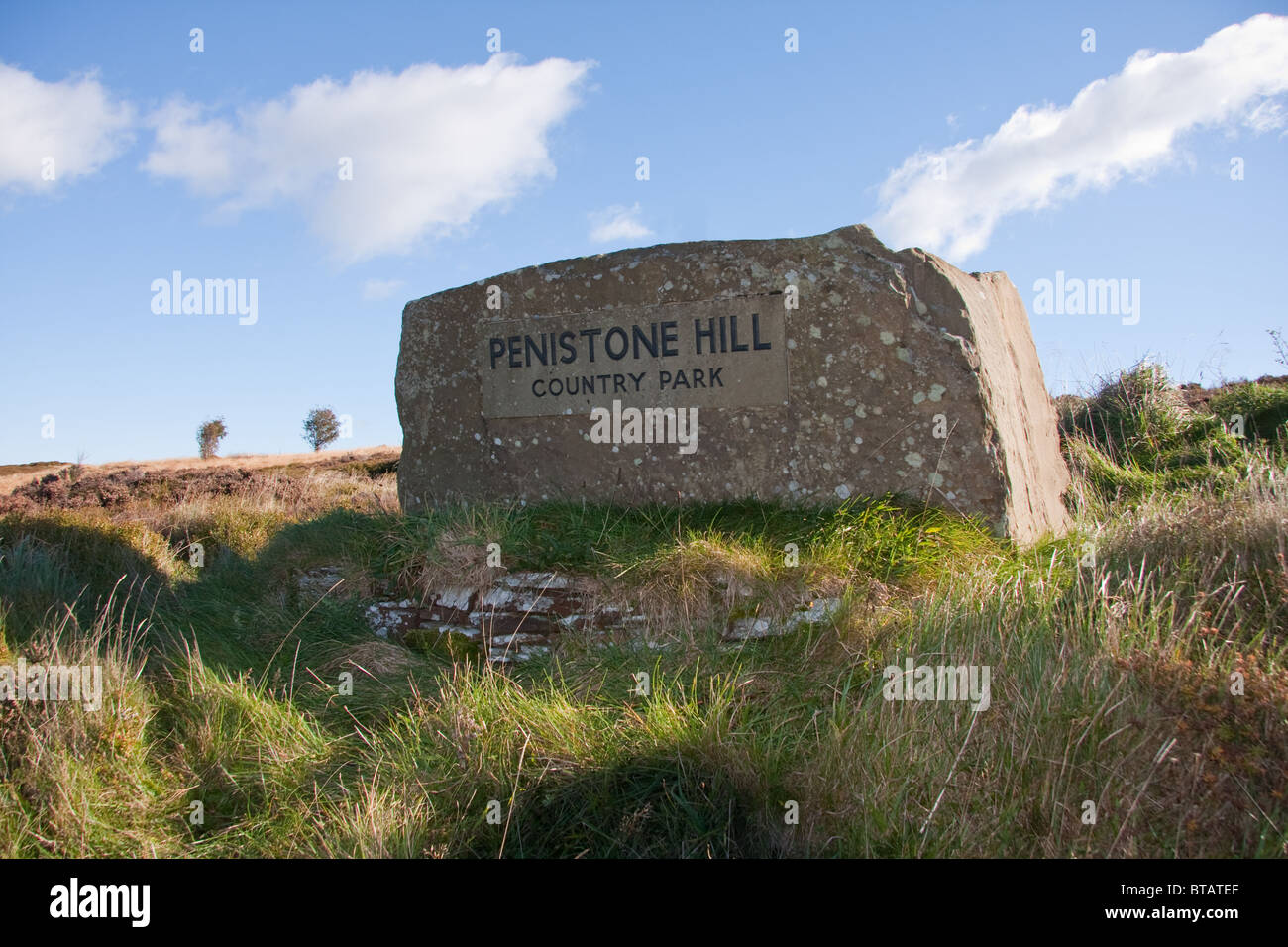 Grenzstein von Penistone Hill Country Park, Haworth, West Yorkshire Stockfoto