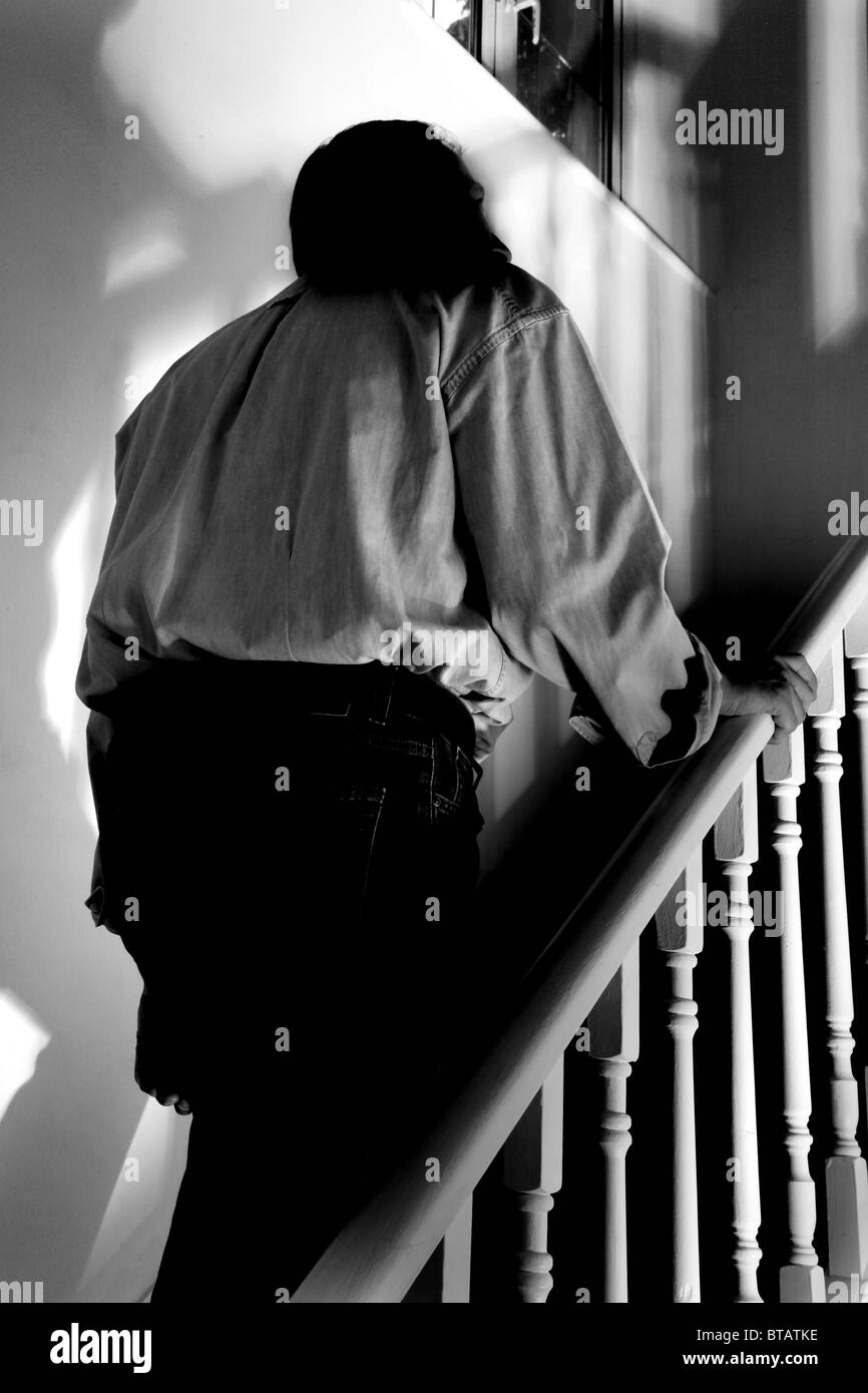 Mann zu Fuß nach oben Rückansicht. Schwarz & weiß Stockfoto