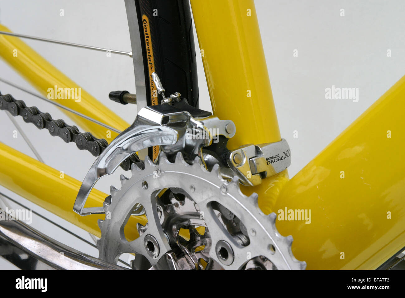 Ausschnitt-Nahaufnahme der Legierung gerahmte gelbe Hybrid Roadster Fitness Training Stil Trekkingrad mit 700c Größe Räder Stockfoto