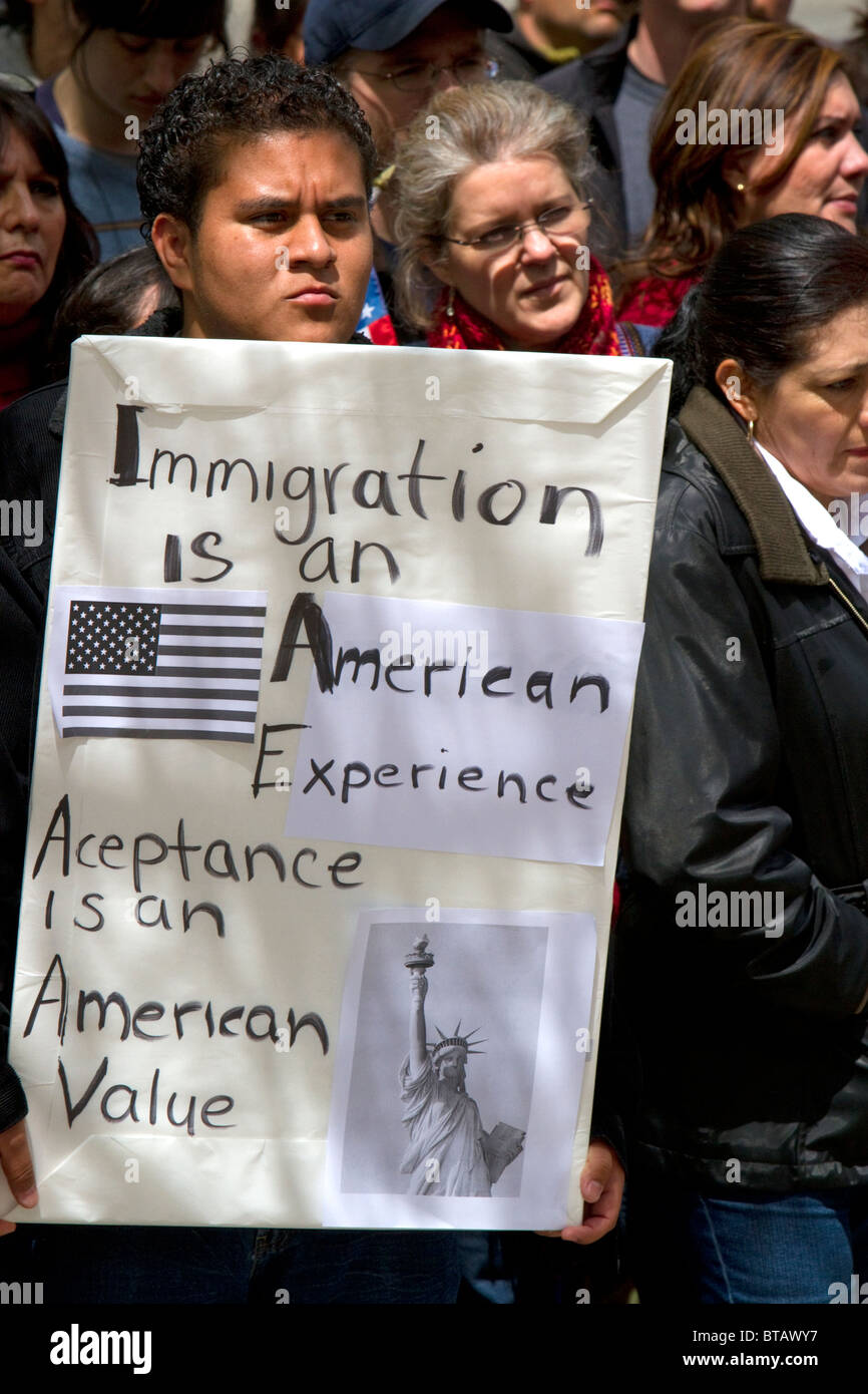 Menschen protestieren gegen illegale Einwanderung Arizona Senat Bill 1070 in Boise, Idaho, USA. Stockfoto