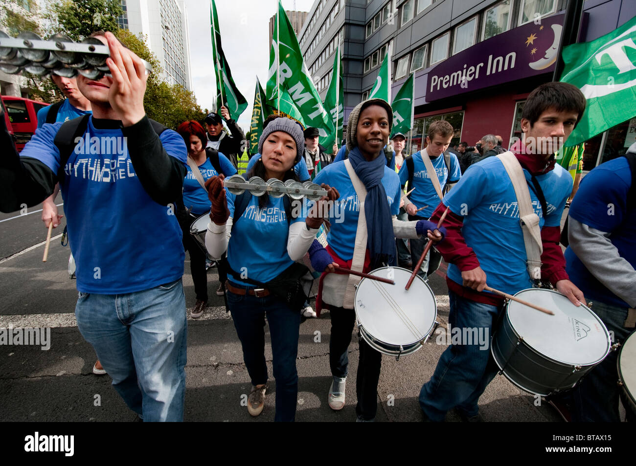 Gewerkschaften des öffentlichen Sektors marschieren durch Londoner 23. Oktober 2010 Protest gegen Kürzungen und Arbeitsplatzverluste Stockfoto