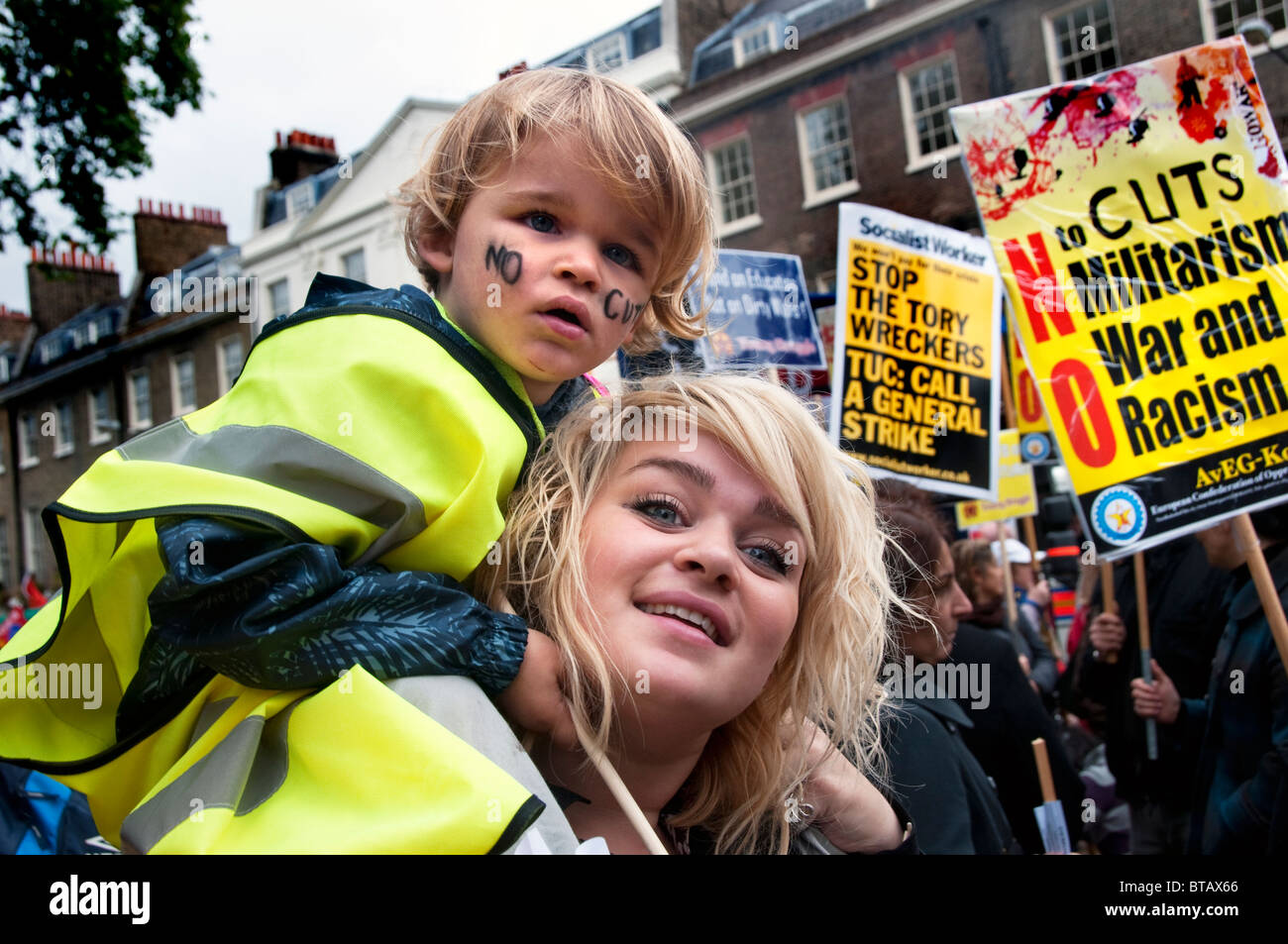 Gewerkschaften des öffentlichen Sektors marschieren durch Londoner 23. Oktober 2010 Protest gegen Kürzungen und Arbeitsplatzverluste Stockfoto