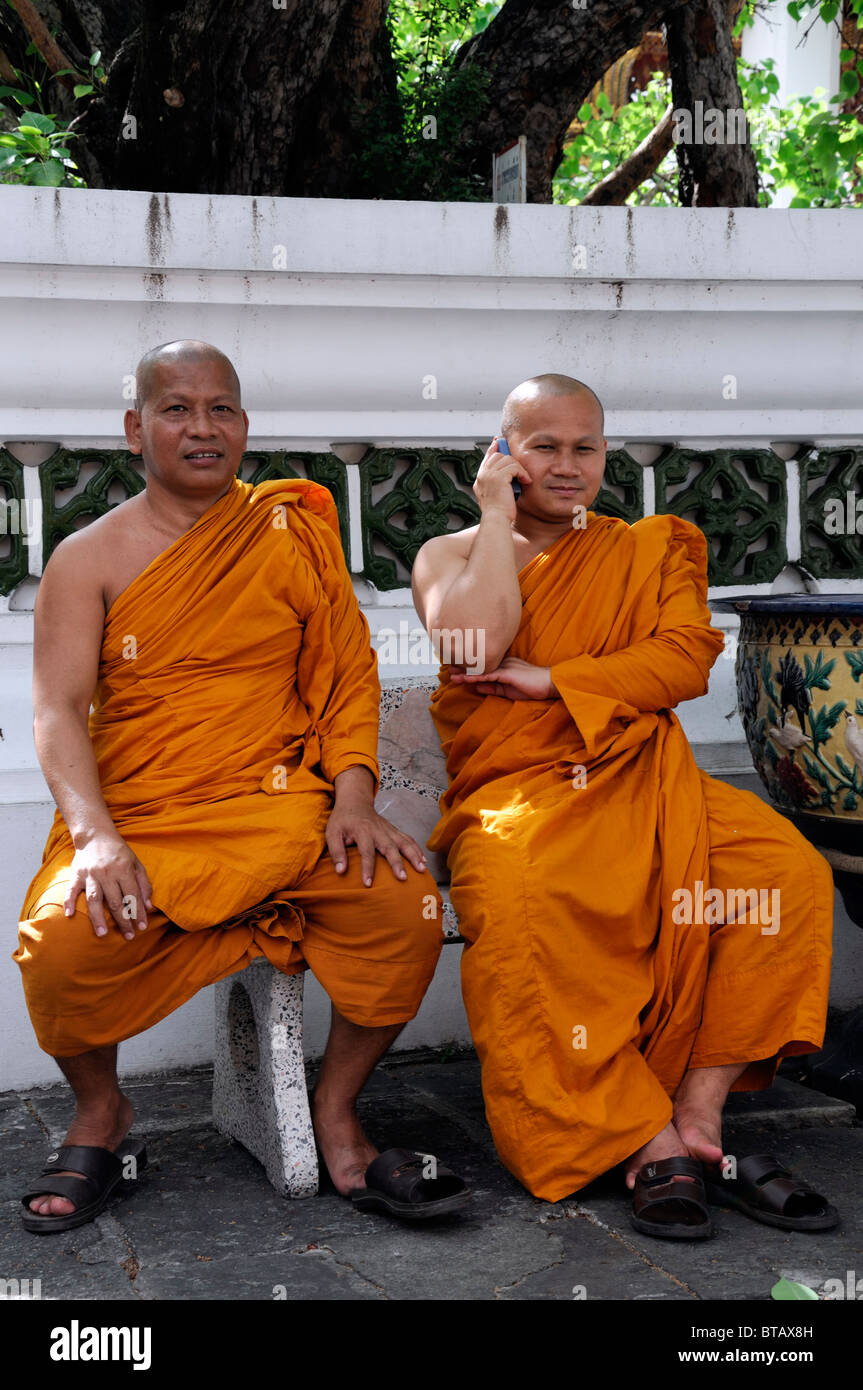 Zwei buddhistische Mönche mit sprechende Handy Grand Palace Bangkok Thailand Wat Phra Kaeo Tempel des Smaragd-Buddha Stockfoto