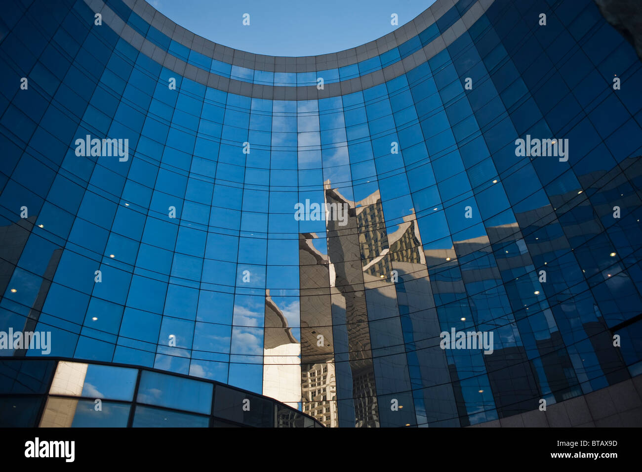 Paris, Frankreich, Moderne Architektur, Gebäude Der Unternehmenszentrale, Französische Unternehmen, La Défense Commercial Centre KPMG, zeitgenössische Architektur frankreich Stockfoto