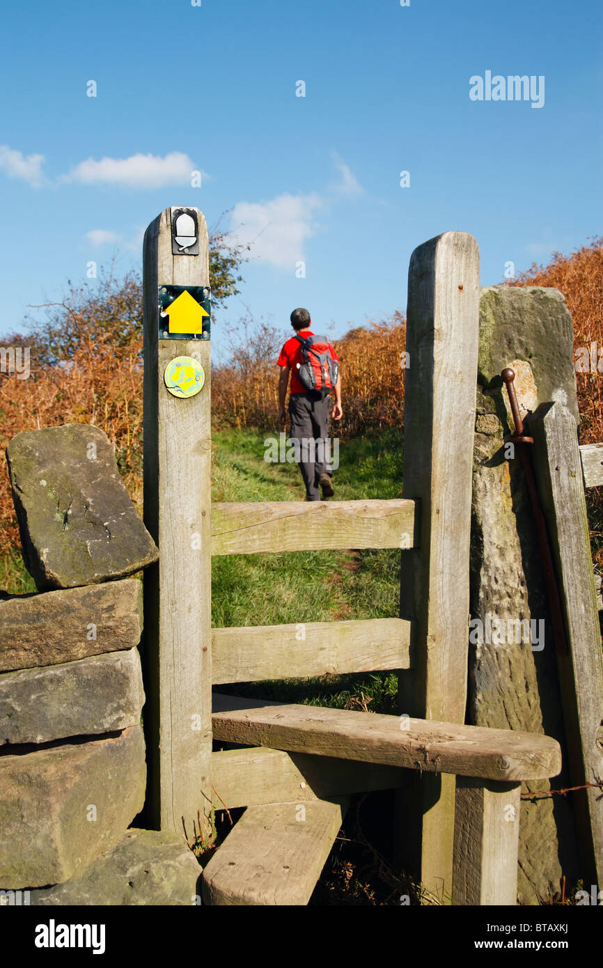 Männliche Wanderer auf The Cleveland Way national Trail zwischen Skinningrove und Staithes, North Yorkshire, England, Stockfoto