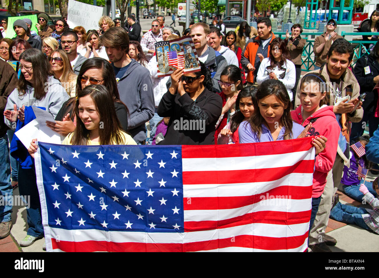 Menschen protestieren gegen illegale Einwanderung Arizona Senat Bill 1070 in Boise, Idaho, USA. Stockfoto