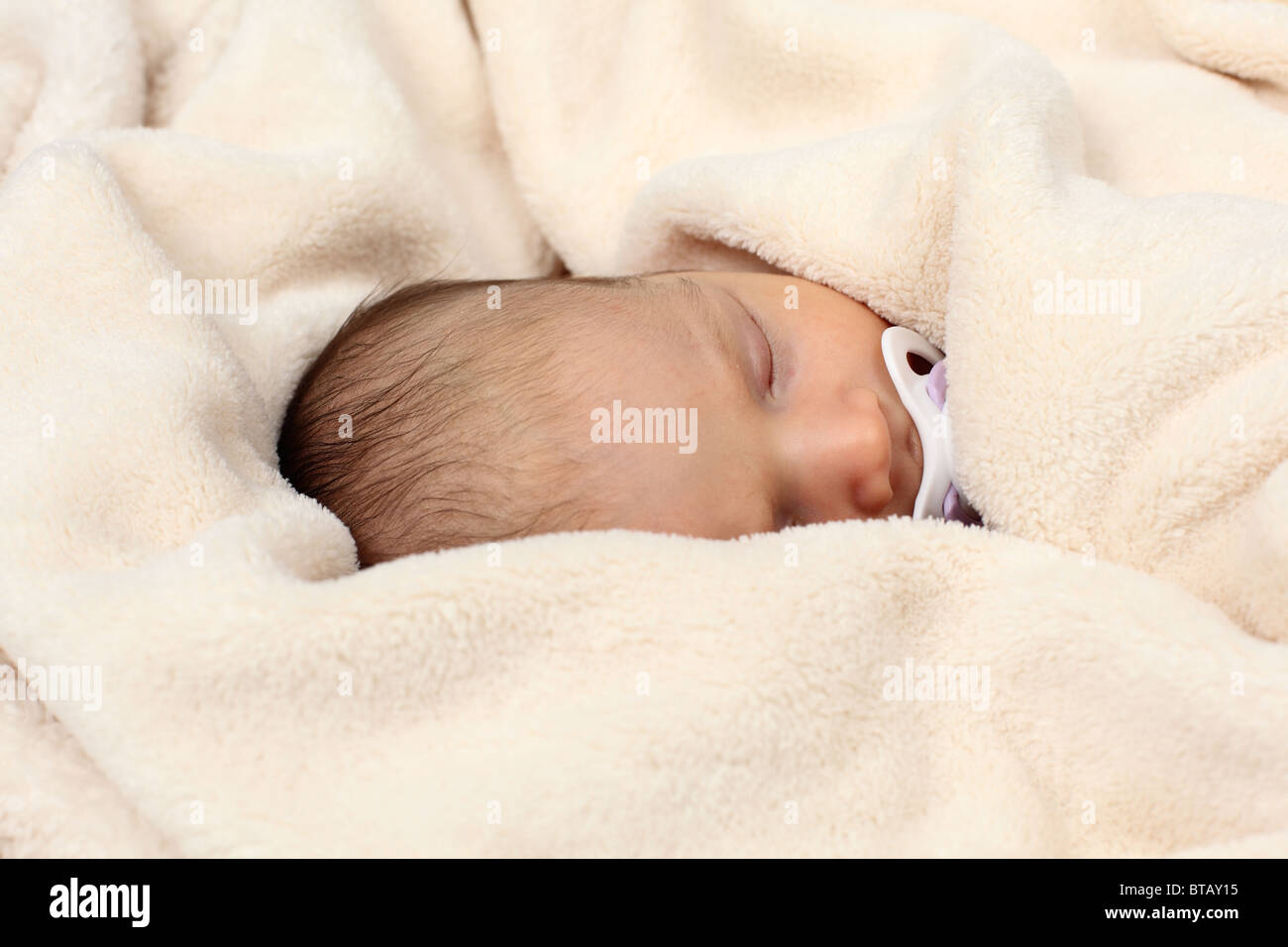 Niedliche neugeborenes Baby schlafen in weichen Decke Stockfotografie -  Alamy