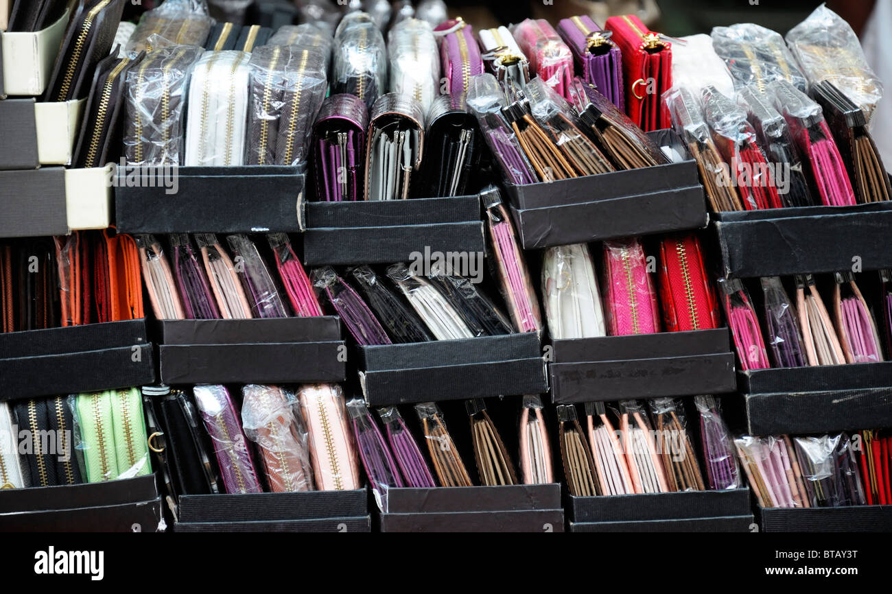 gefälschte Handtaschen auf Verkauf illegal gefälschte Luxus waren Petaling street chinesischen Markt Kuala Lumper Malaysia Asien Stockfoto