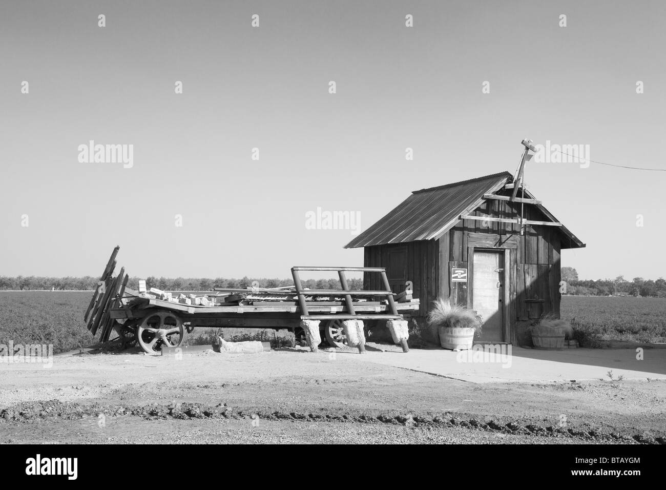 Eine alte Hütte und Wagen auf einem Bauernhof in Modesto, Kalifornien Stockfoto