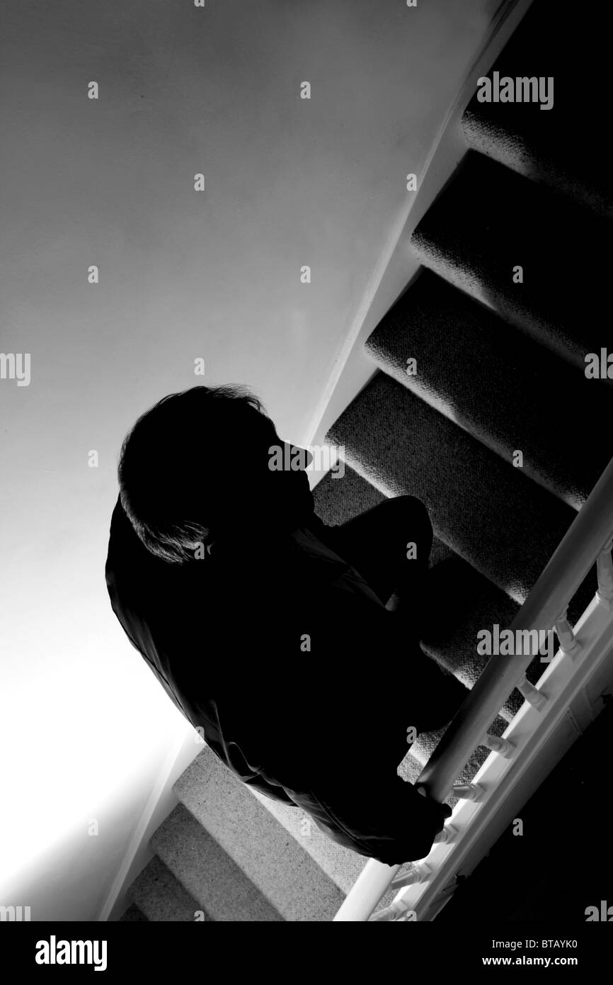 Silhouette eines Mannes zu Fuß eine dunkle Treppe Stockfoto
