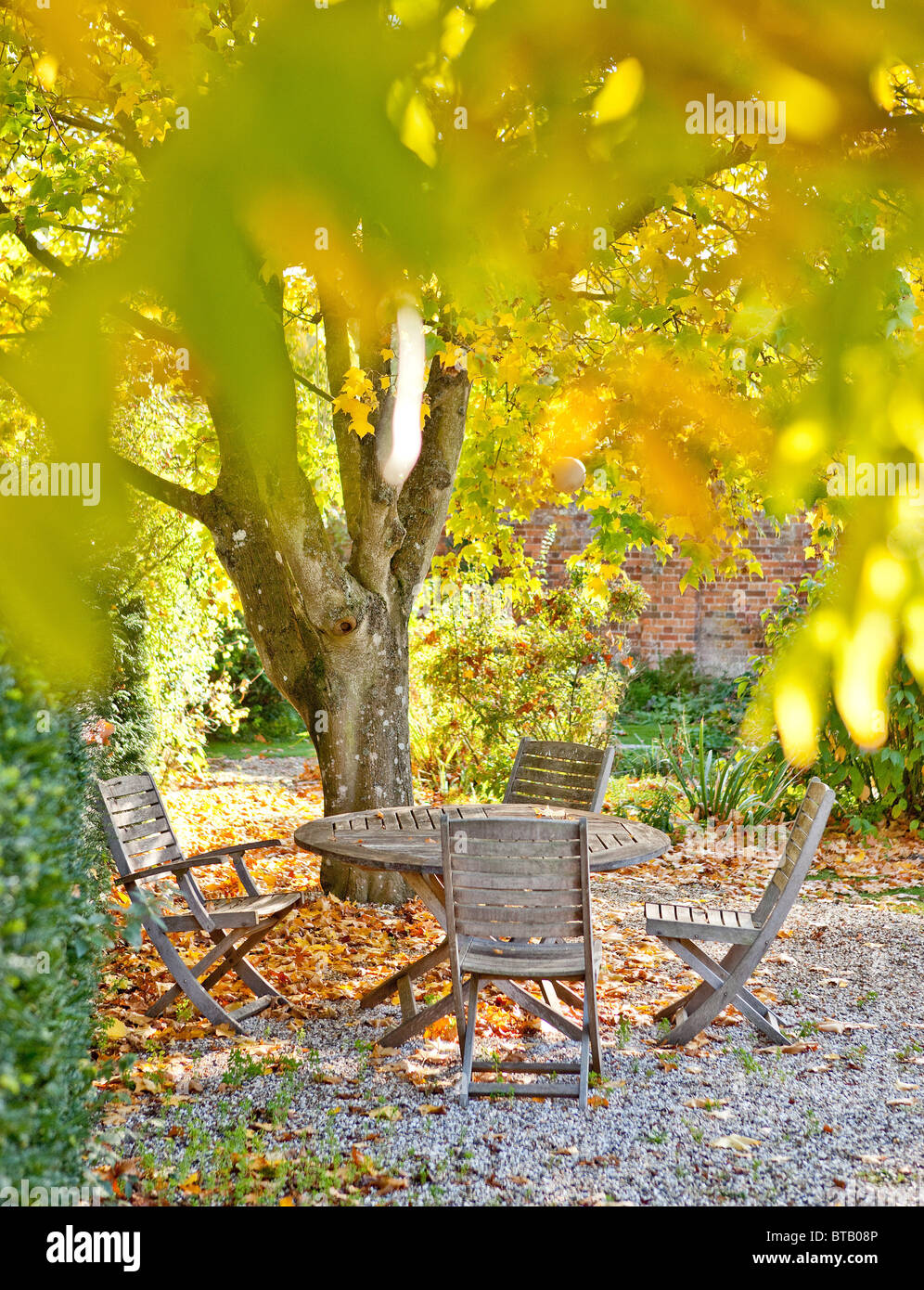 Gartentisch und Stühle in einem großen smart Garten im Herbst in England Stockfoto