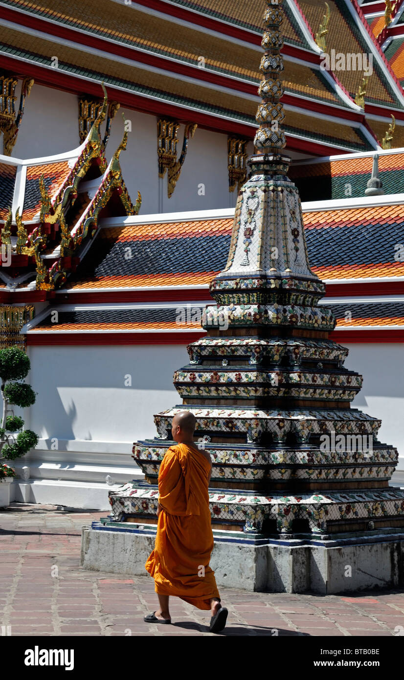 Wat Pho Tempel des liegenden Buddha Wat Phra Chetuphon Bangkok Thailand Mönch orange Gewand Stupa Stockfoto