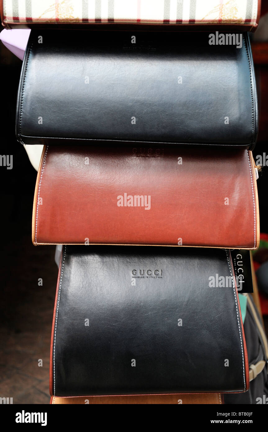 gefälschte gefälschte Luxus Leder waren Tasche Geldbörse Petaling street chinesischen Markt Kuala Lumper Malaysia Asien Stockfoto