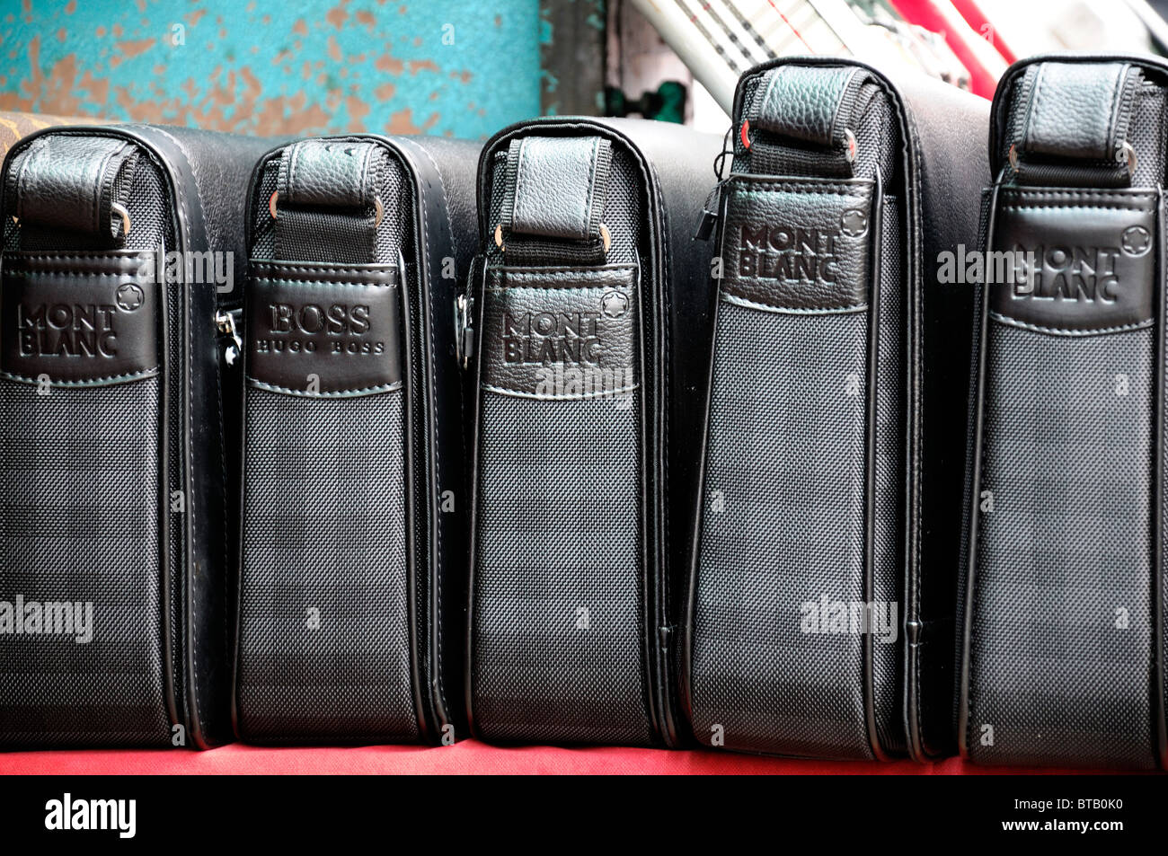 gefälschte gefälschte Luxus Leder waren Laptop-Tasche auf Verkauf Petaling street chinesischen Markt Kuala Lumper Malaysia Asien Stockfoto