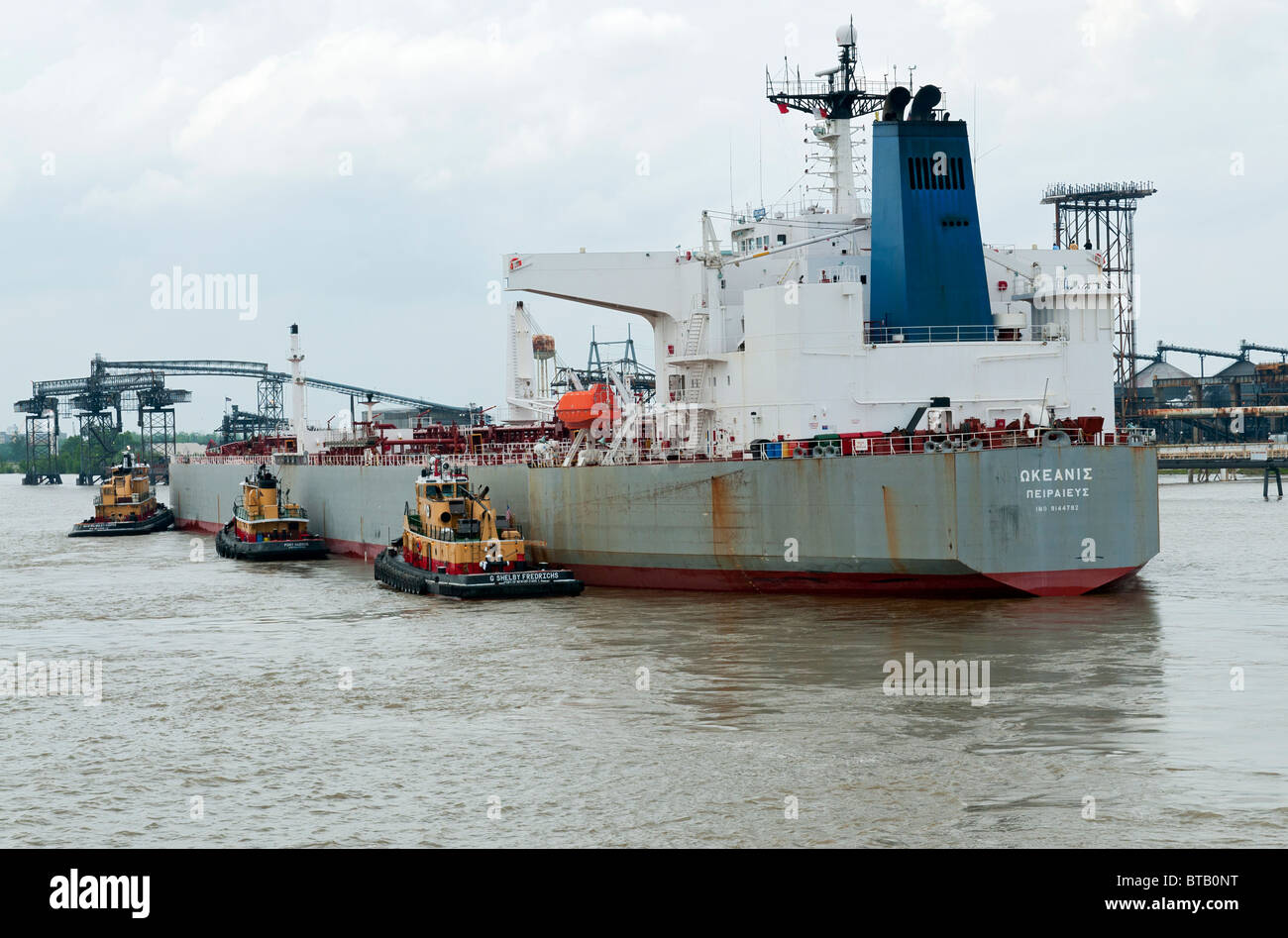 Louisiana, New Orleans, Schlepper helfen Schiff andocken am Hafen von New Orleans Stockfoto