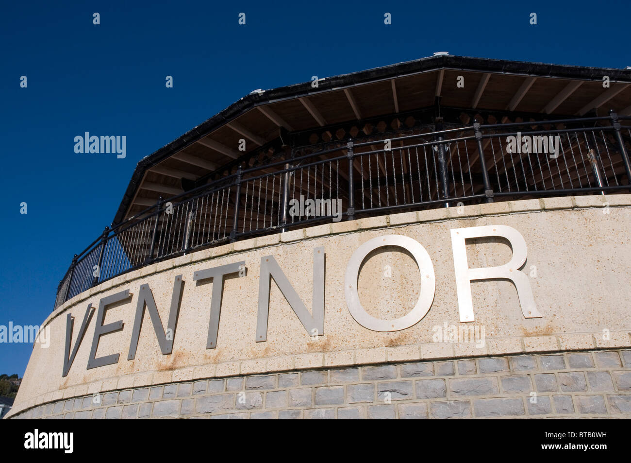 Die Musikpavillon in Ventnor auf der Isle Of Wight mit Ortsschild für Schiffe. Stockfoto