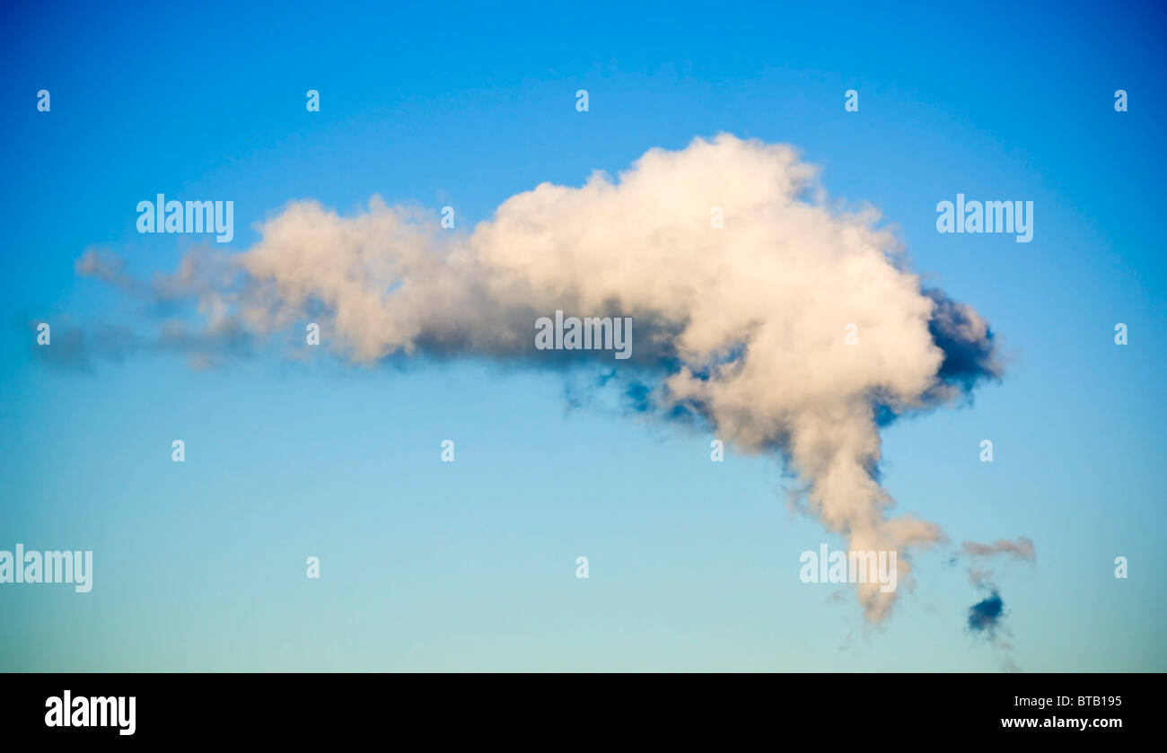 Große Wolken in die Luft durch ein Kohle-Kraftwerk unten gebildet. Stockfoto
