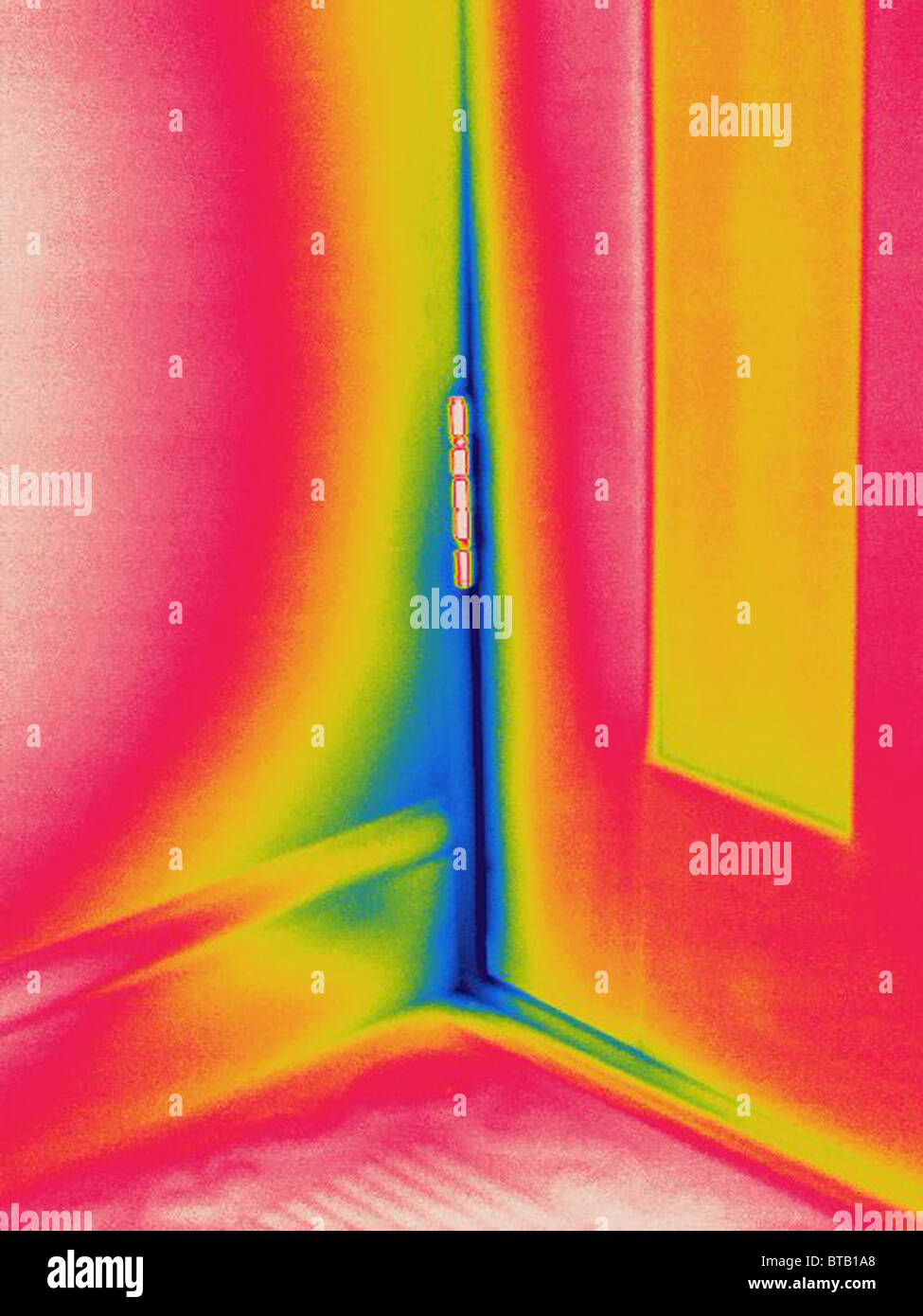 Wärmebild von Kaltluft durch Tür undicht Stockfoto