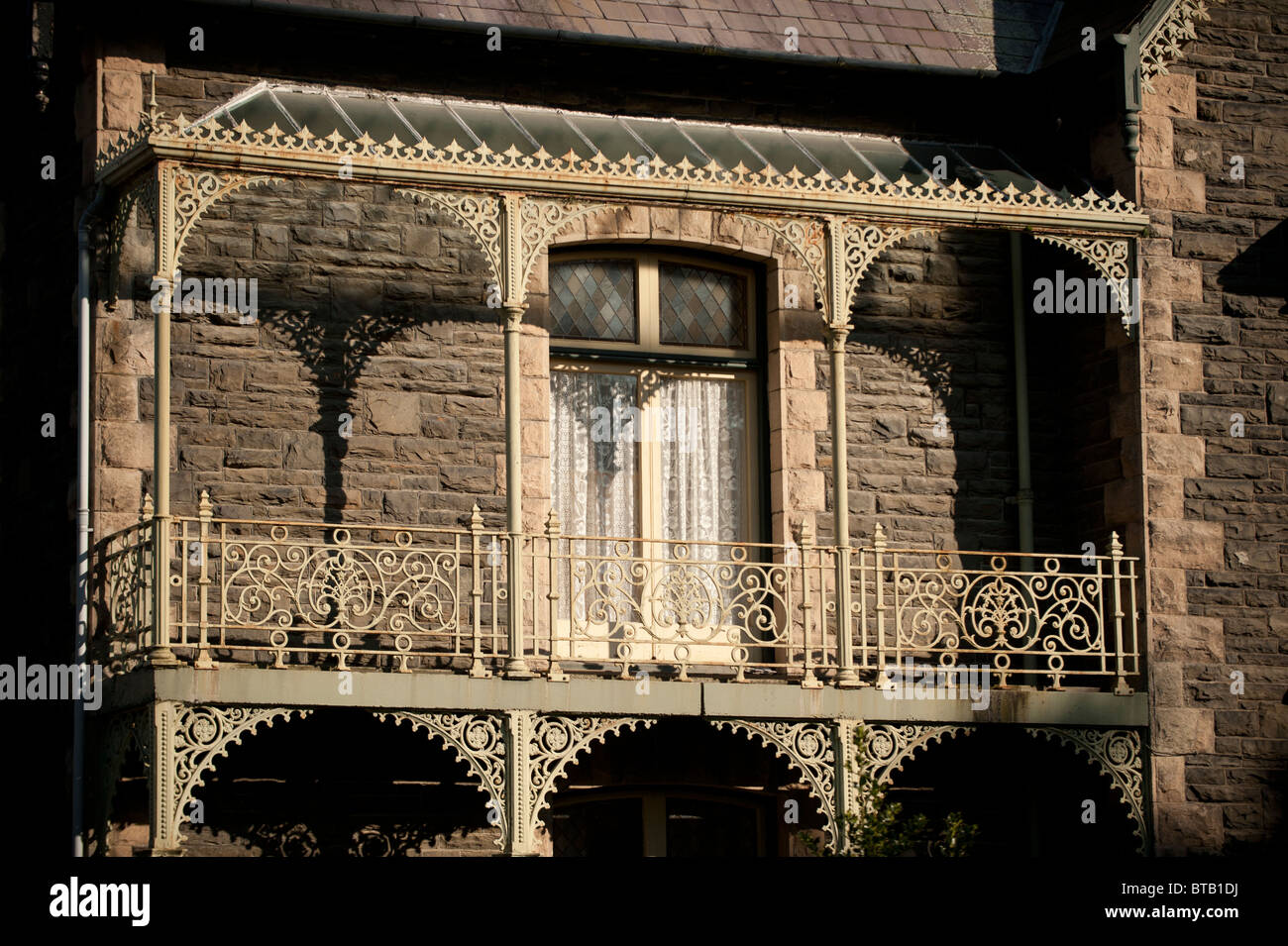 Verzierten gusseisernen Balkon auf einem viktorianischen Ära freistehendes Stadthaus uk Stockfoto