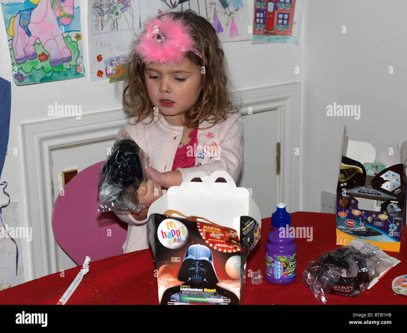 Young Girl mit A McDonalds Happy Meal spielen mit A Star Wars Spielzeug  England Stockfotografie - Alamy