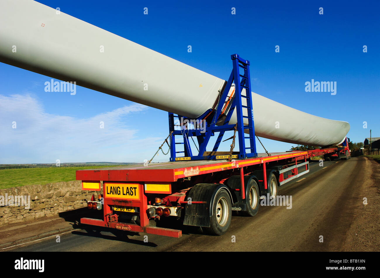 Riesigen Flügel einer Windkraftanlage auf der Straße in South Lanarkshire, Schottland transportiert werden Stockfoto
