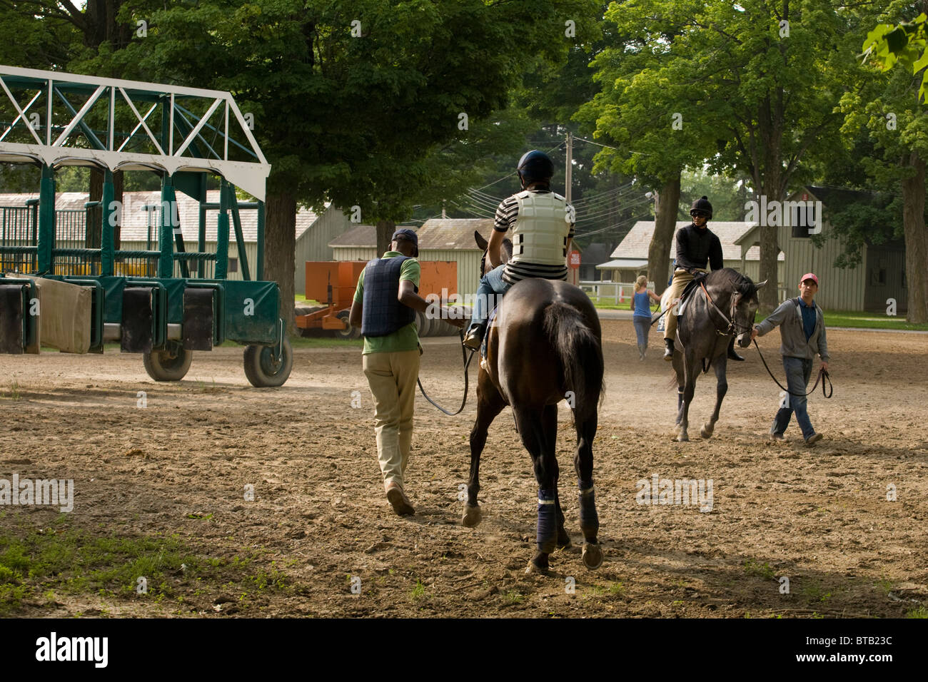 Rennpferde training ins Tor ab, Saratoga Springs, New York Stockfoto