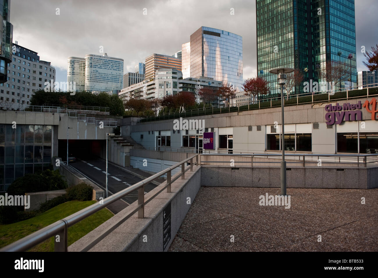 Paris, Frankreich, Moderne Architektur, Corporate Headquarter Gebäude, französischer Unternehmen, La Défense Geschäftszentrum, leere Straße Szene Stockfoto