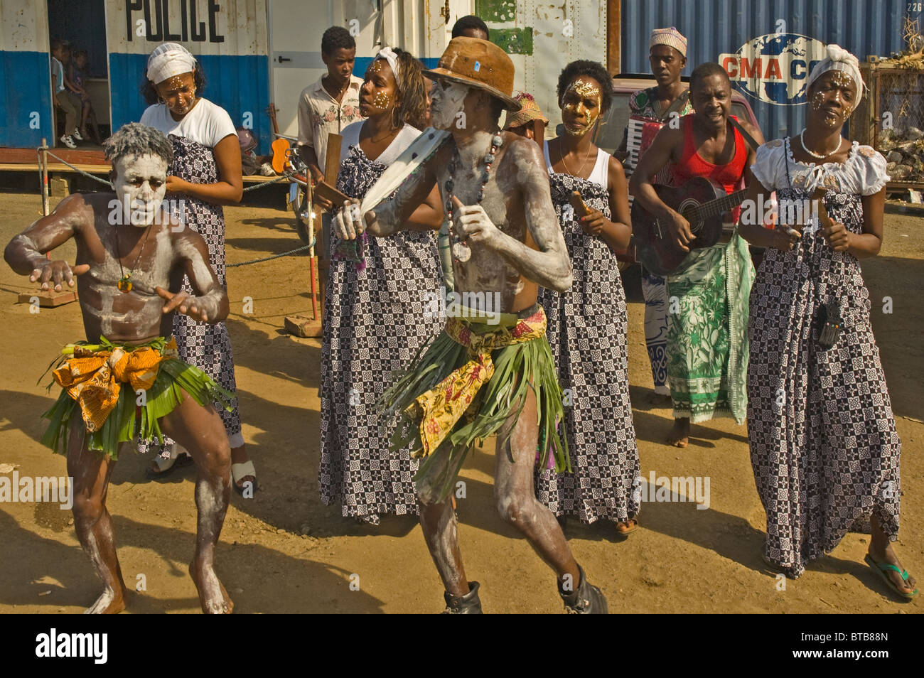 Afrika-Madagaskar-Nosy-Be lokale Tänzer am Hafen Stockfoto