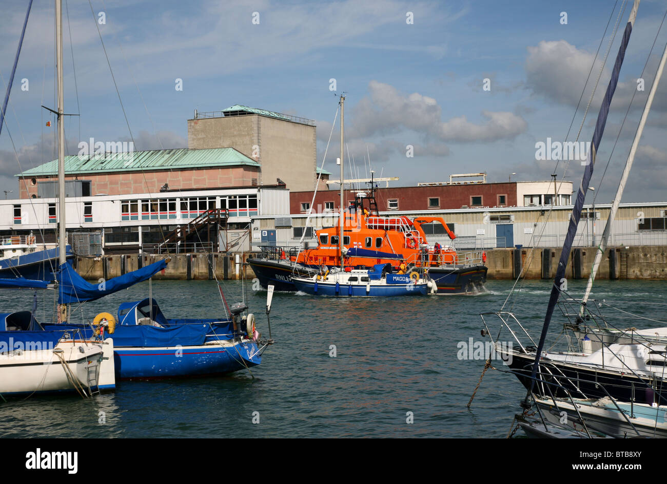 Die Weymouth Rettungsboot "Ernest & Mabel" kehrt sicher mit einer angeschlagenen Yacht Hafen Stockfoto